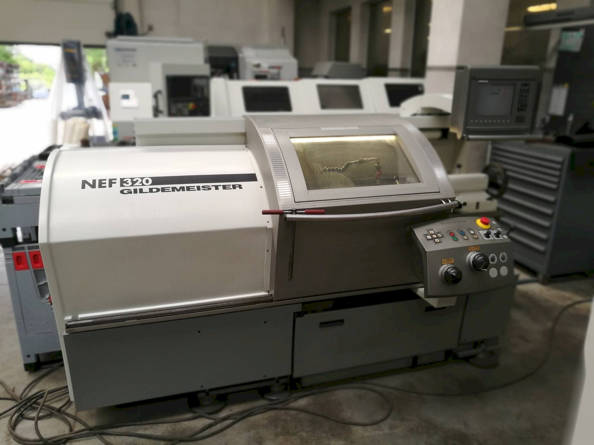 Frontansicht der Gildemeister NEF 320  Maschine