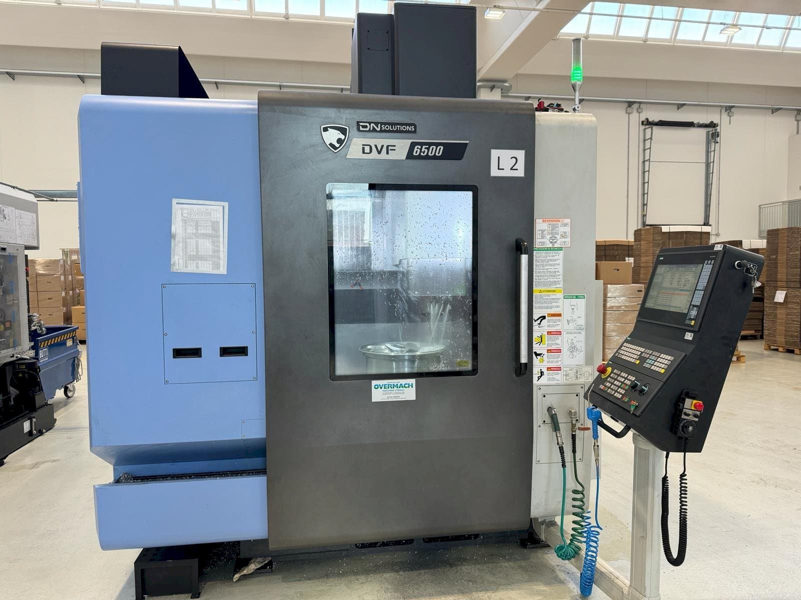 Frontansicht der DN SOLUTIONS DVF 6500 Maschine