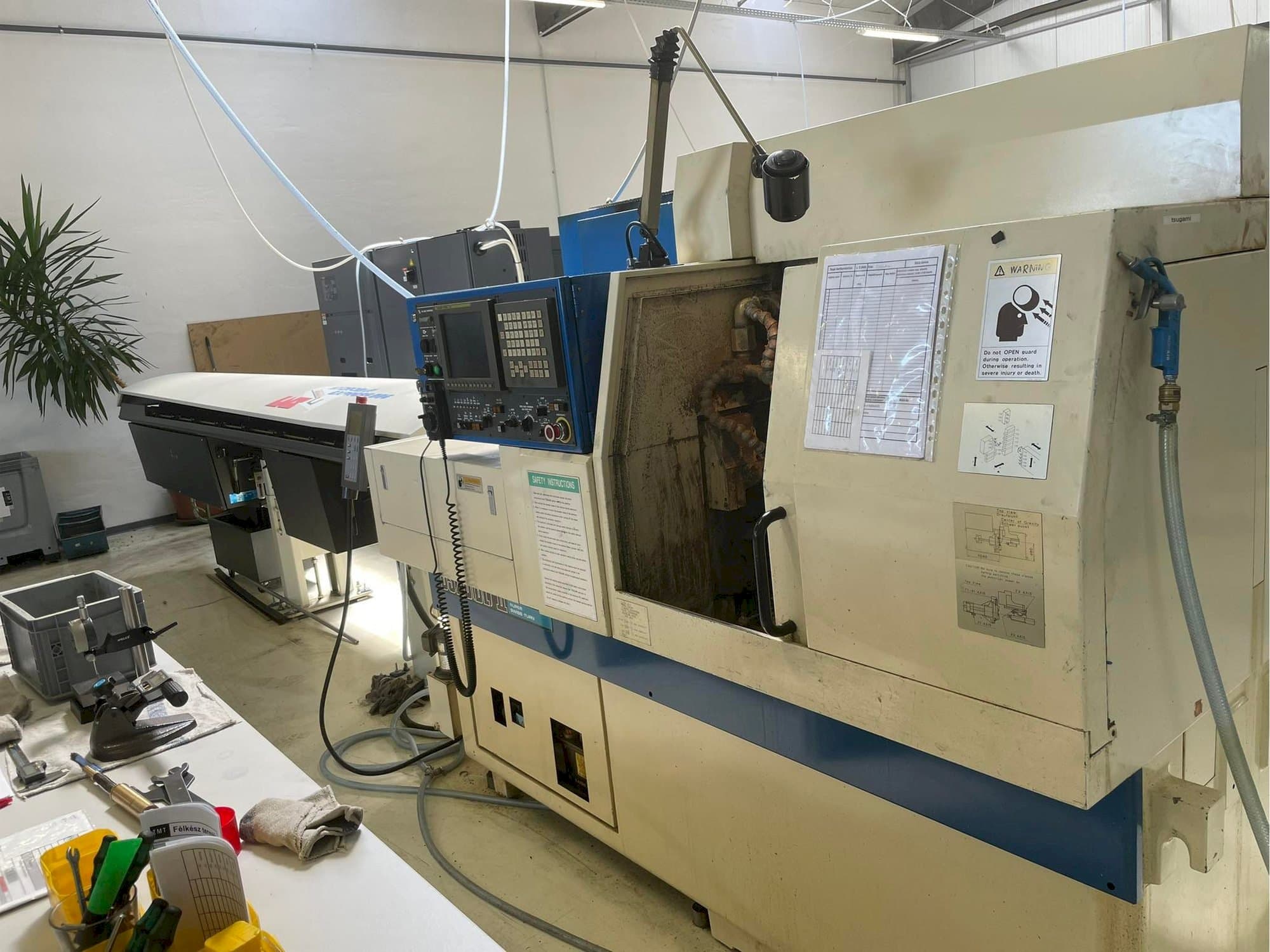 Rechte Seitenansicht der TSUGAMI BS20-II Maschine