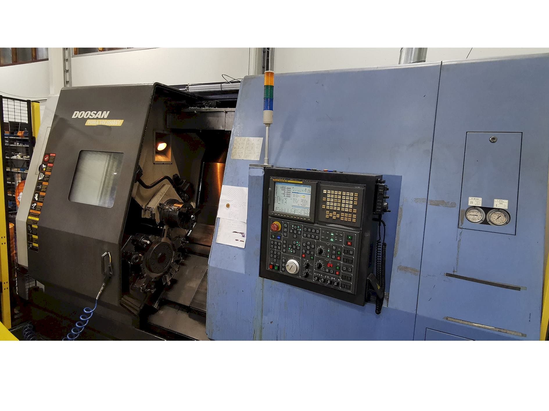Frontansicht der Doosan Puma MX 2000 ST  Maschine