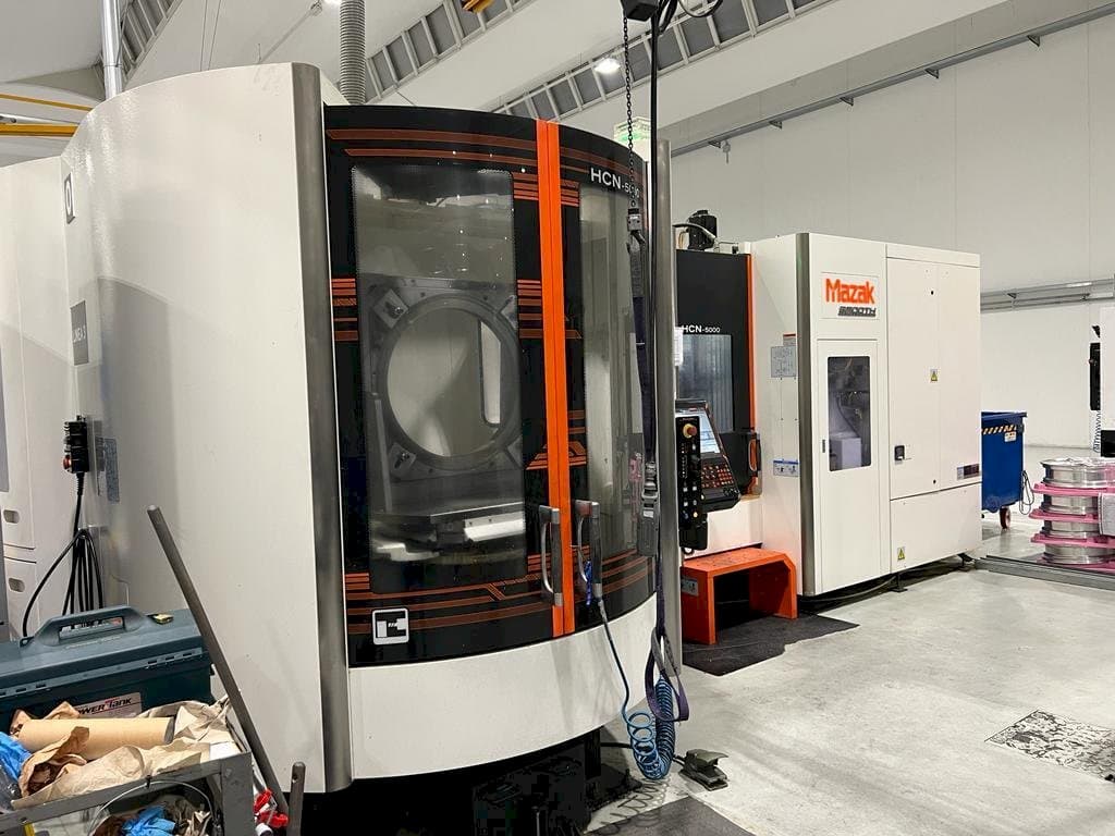 Frontansicht der Mazak HCN-5000 Maschine