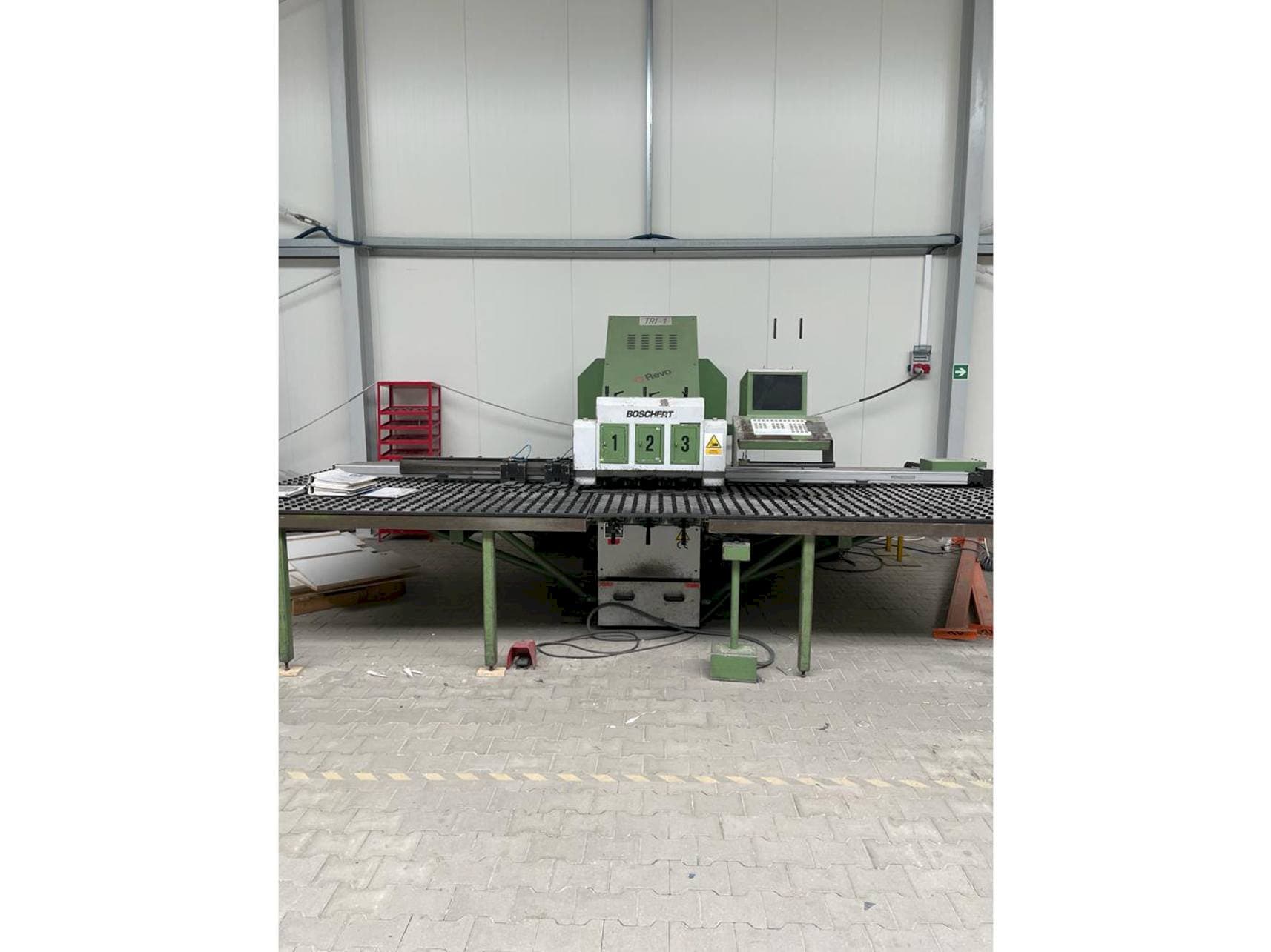 Frontansicht der BOSCHERT TRI 1250 CNC Z  Maschine