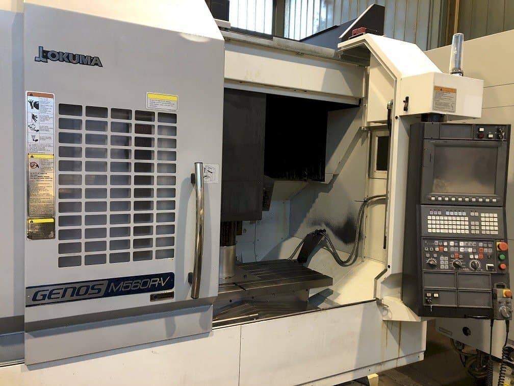 Frontansicht der Okuma Genos M560R-V Maschine