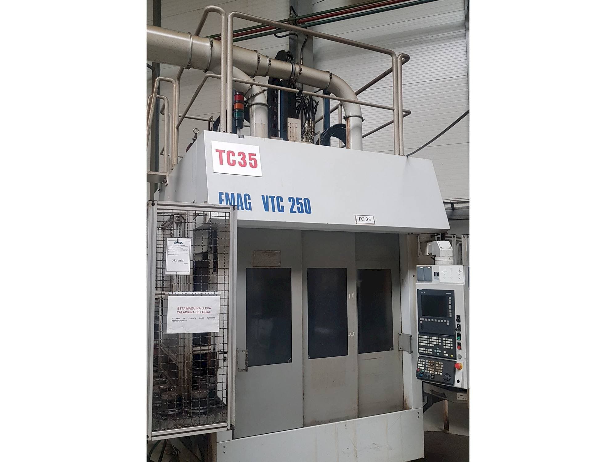 Frontansicht der EMAG VTC 250  Maschine