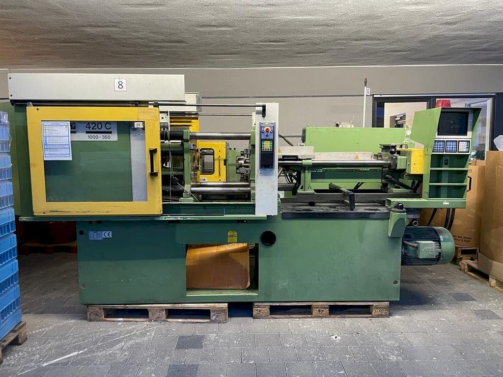 Frontansicht der Arburg 420C mit Maschine