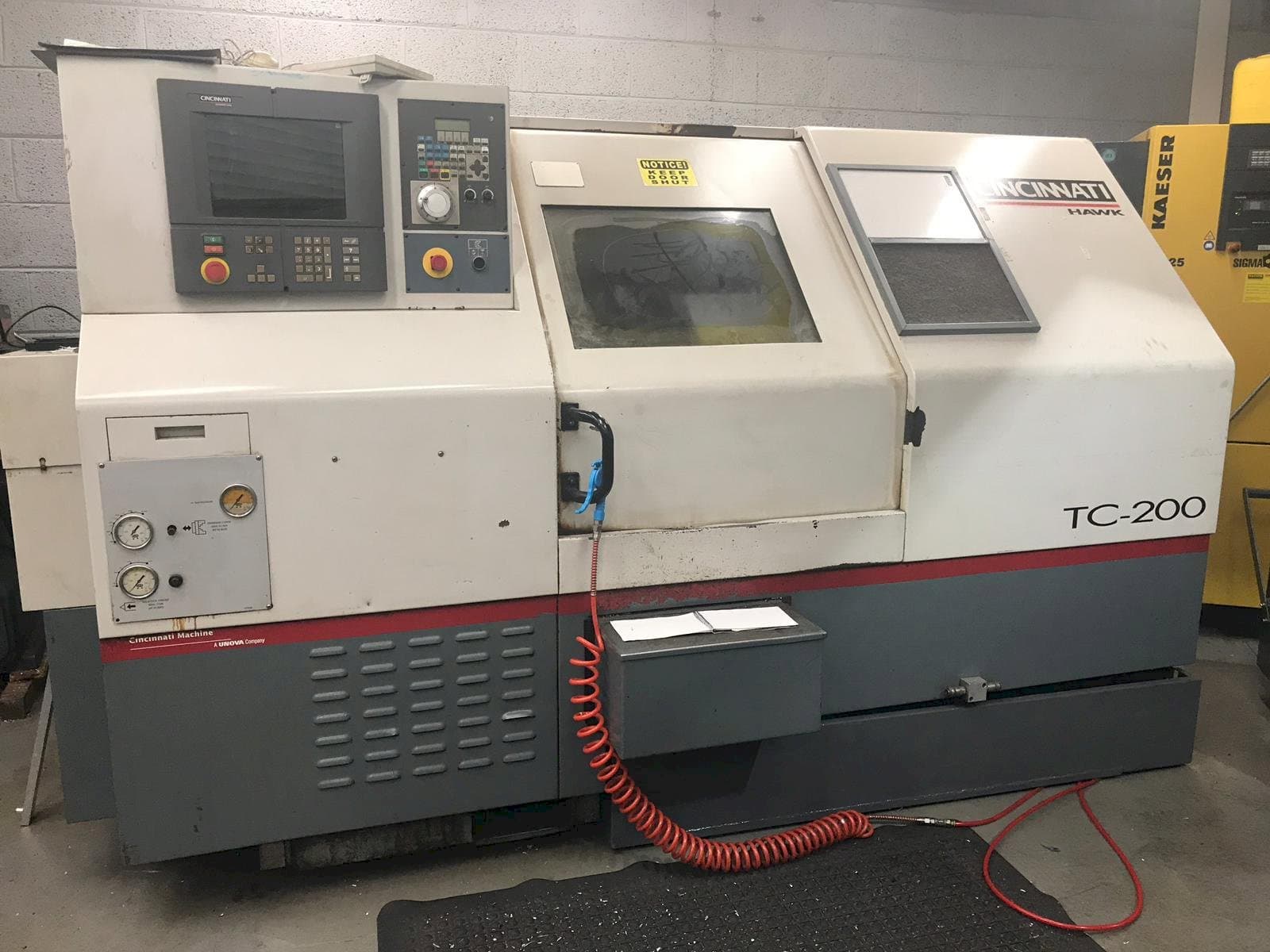 Frontansicht der Cincinnati Hawk TC-200 Maschine