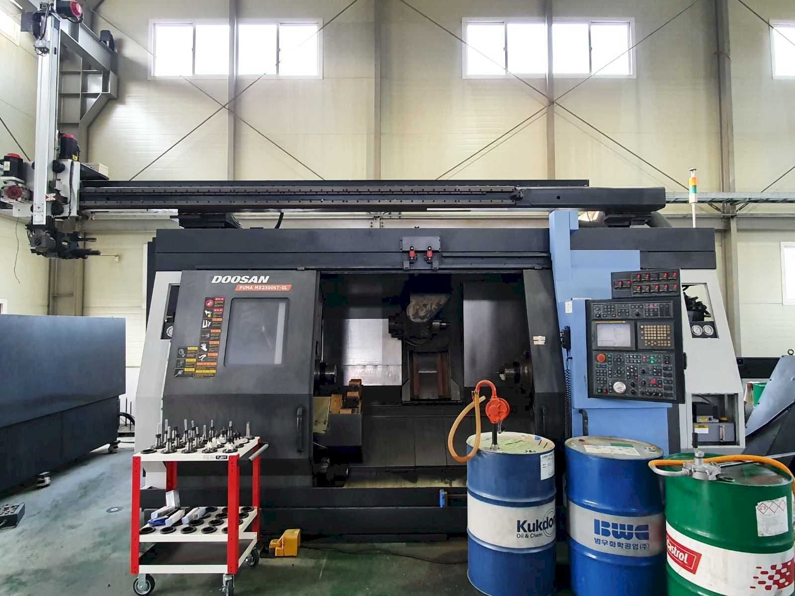 Frontansicht der Doosan Puma MX2500ST-GL Maschine