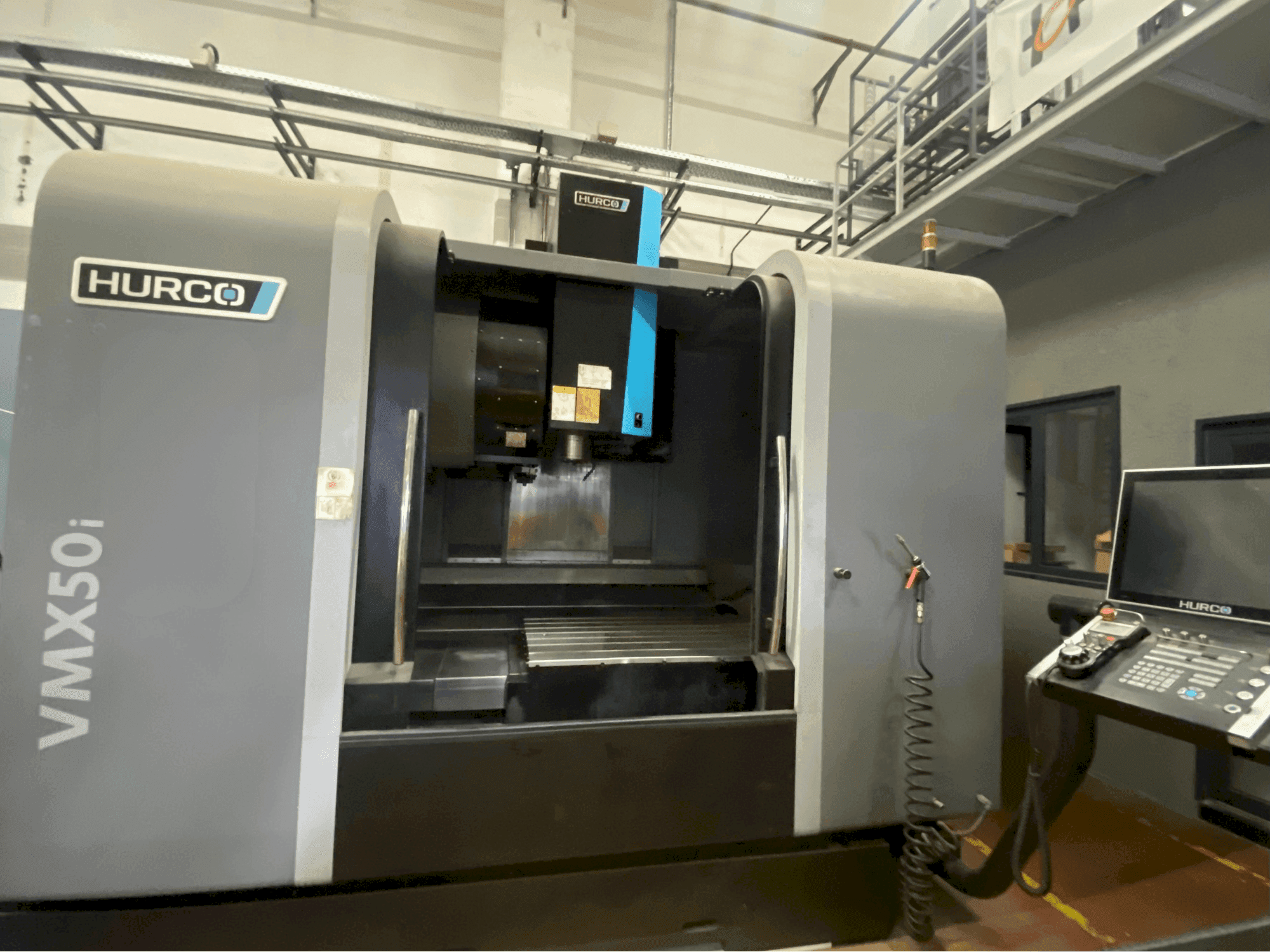 Frontansicht der Hurco VMX50i Maschine