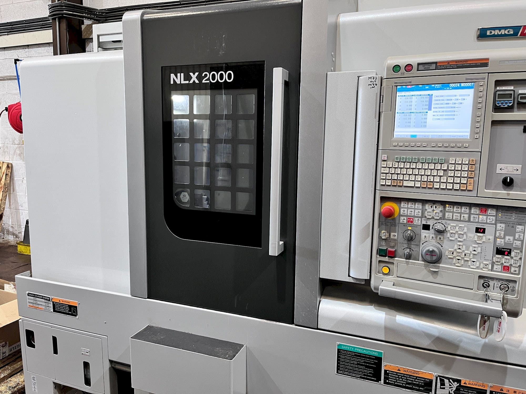 Frontansicht der MORI SEIKI NLX 2000MC/500 Maschine