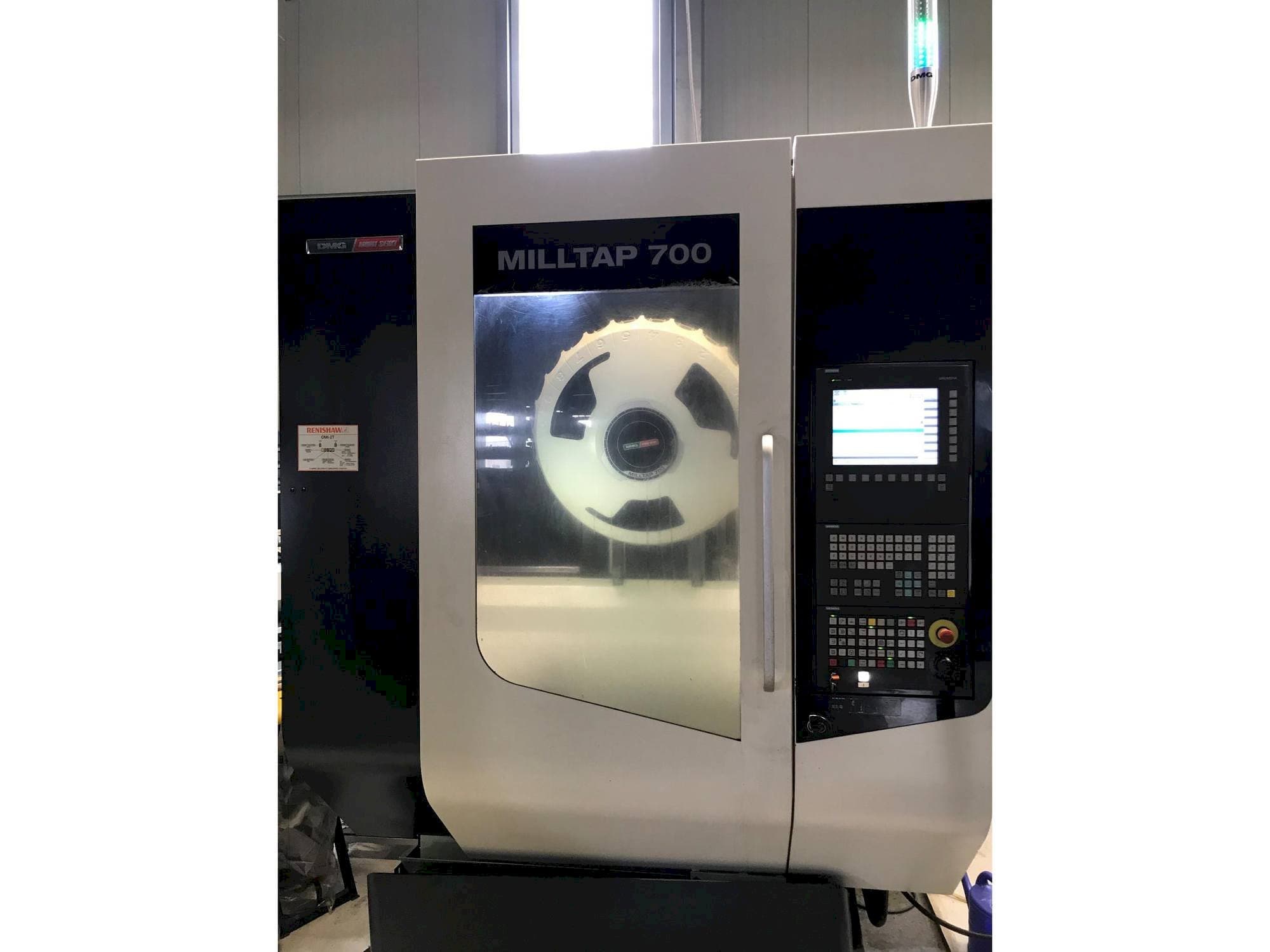 Frontansicht der DMG MORI Milltap 700 Maschine