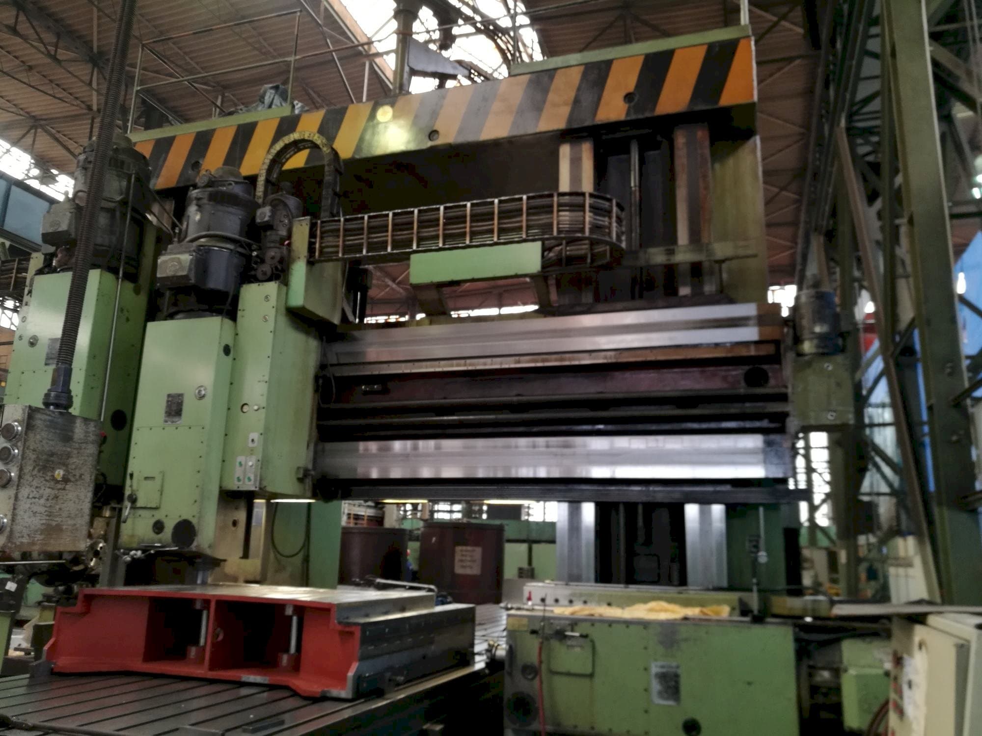 Frontansicht der TOS FRV-D 20 x 40 Maschine