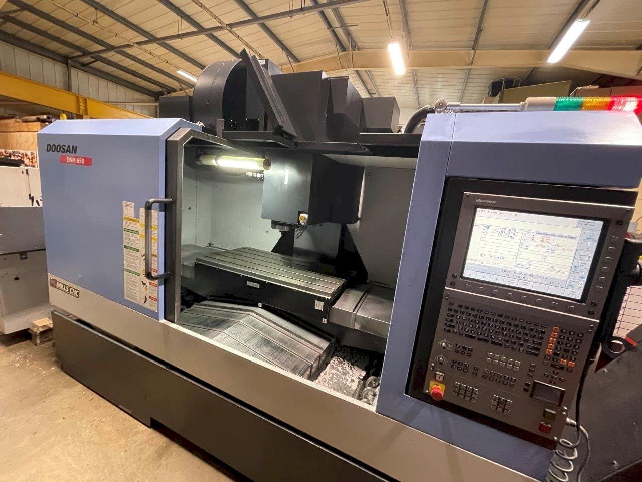 Frontansicht der Doosan DNM650 Maschine
