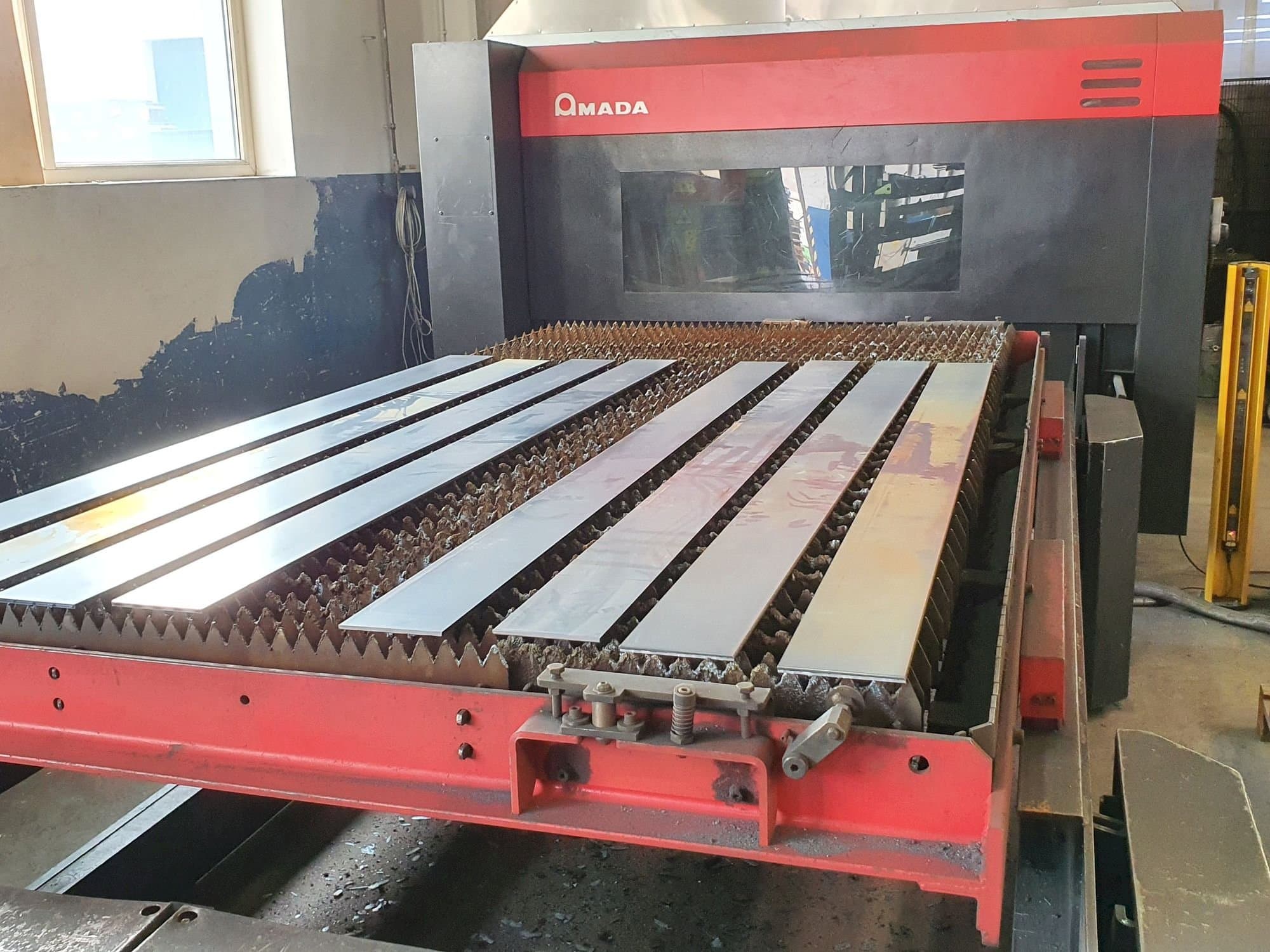 Frontansicht der AMADA FO-3015 MII NT CI Maschine