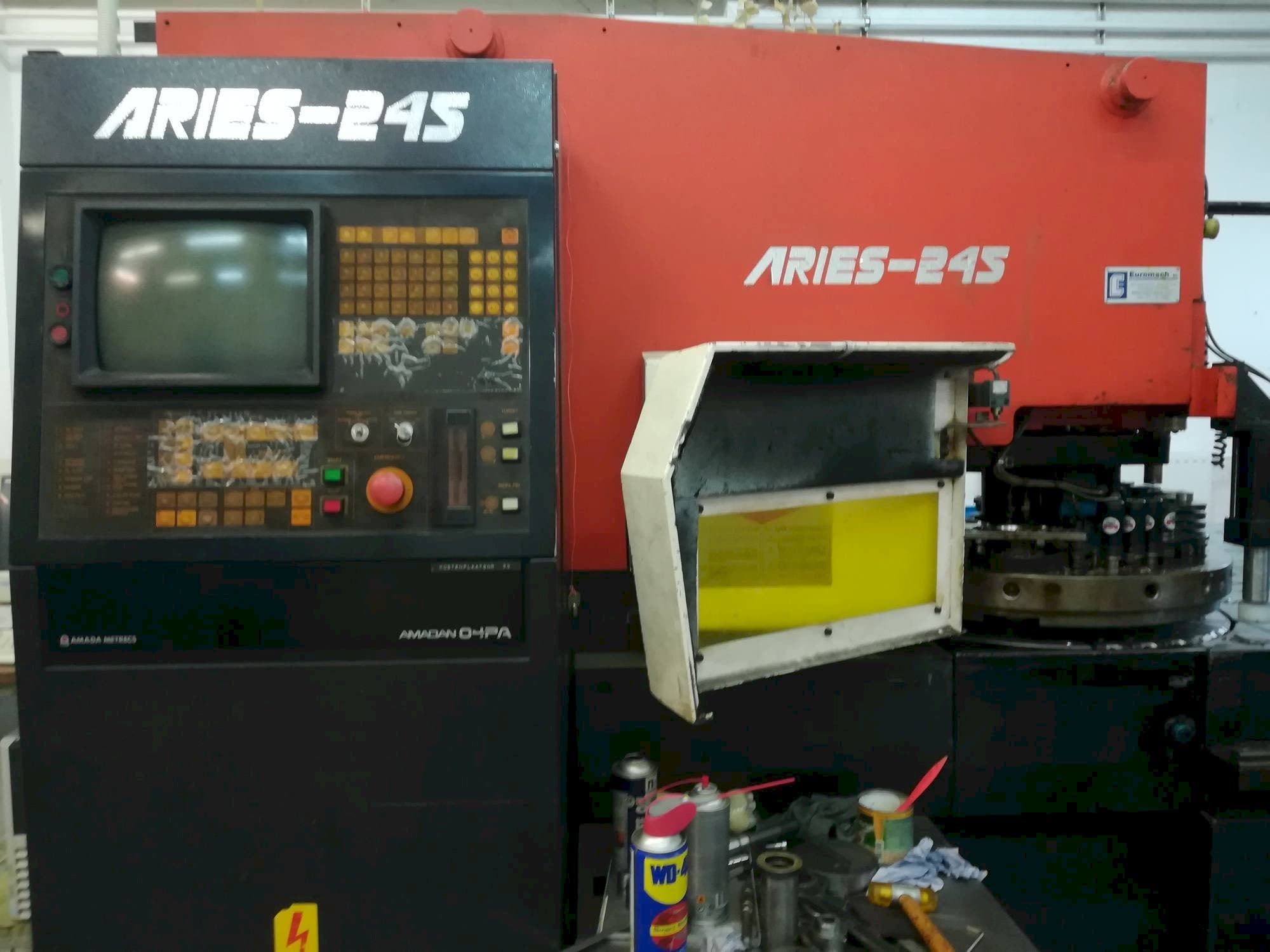 Frontansicht der AMADA Aries 245 20Ton Maschine