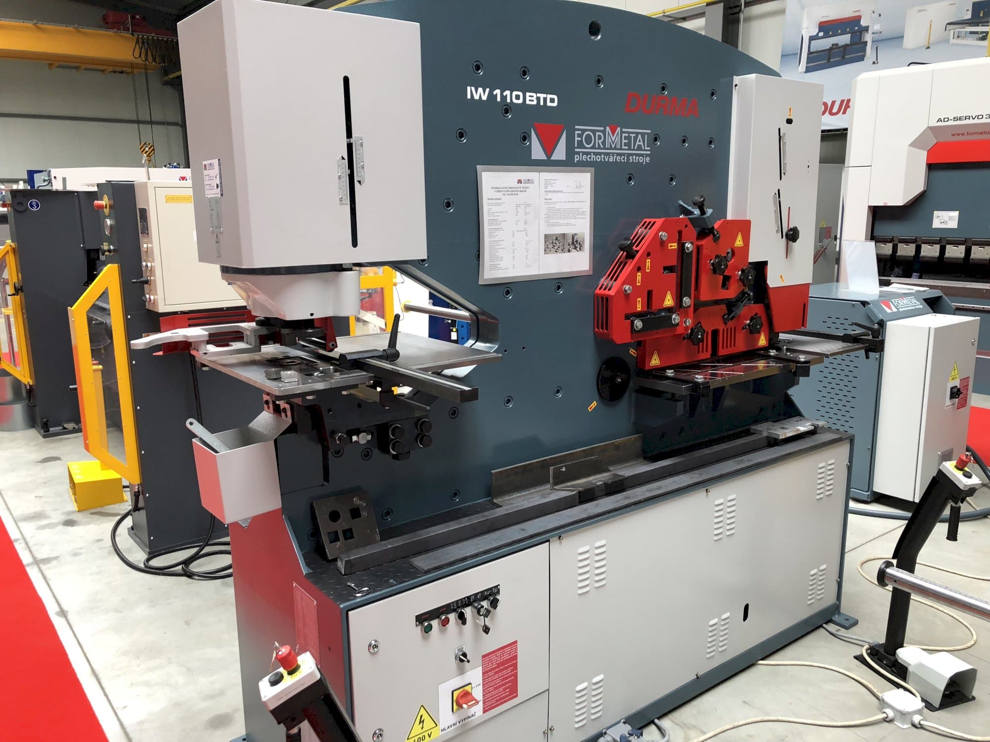 Linke Ansicht der Durma IW 110/180 BTD Maschine