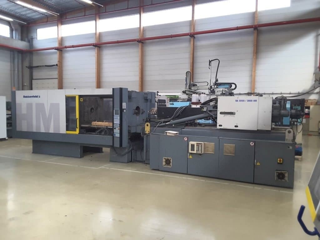 Frontansicht der Battenfeld BA 5000 - 2800 HM Maschine