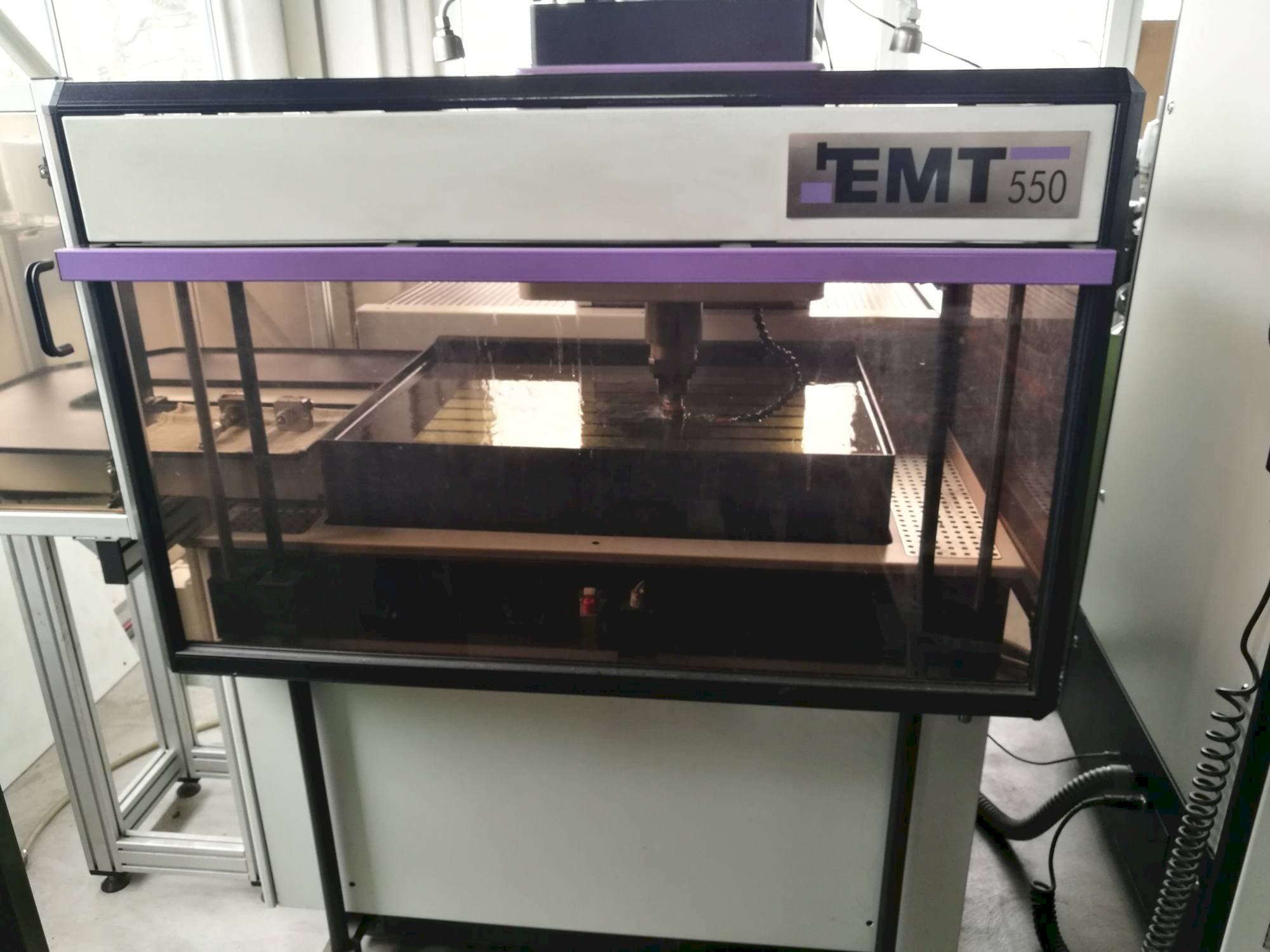 Frontansicht der EMT 550 Maschine