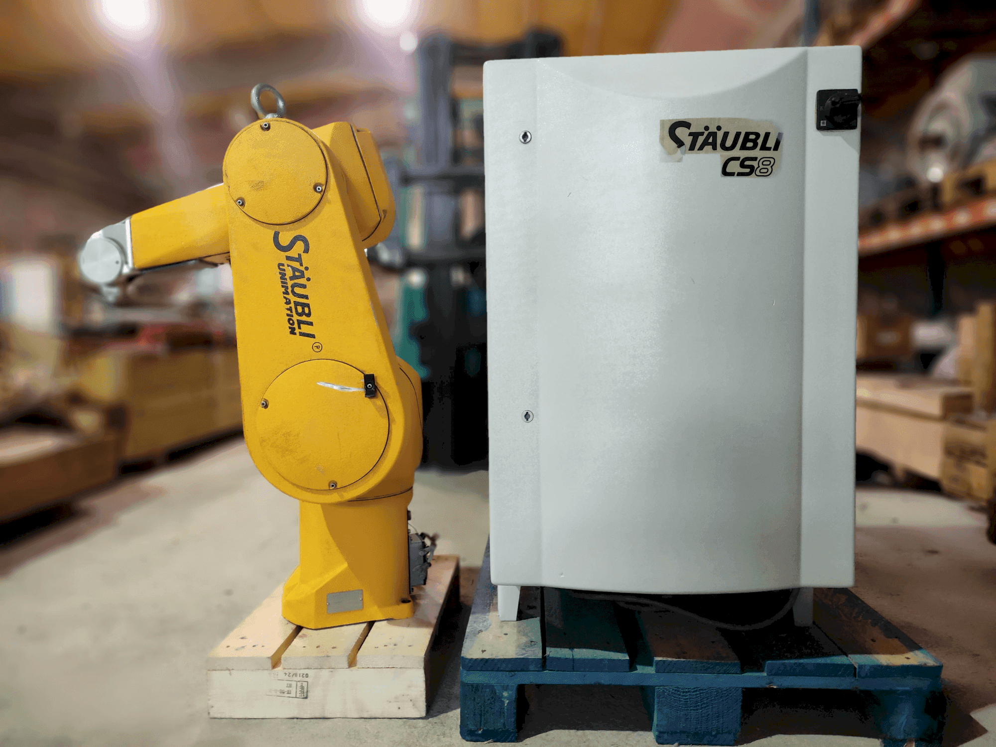 Frontansicht der STAUBLI RX90B  Maschine