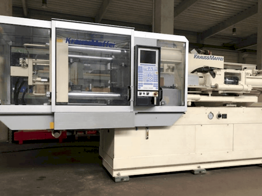 Frontansicht der Krauss Maffei 150-700 C2 Maschine