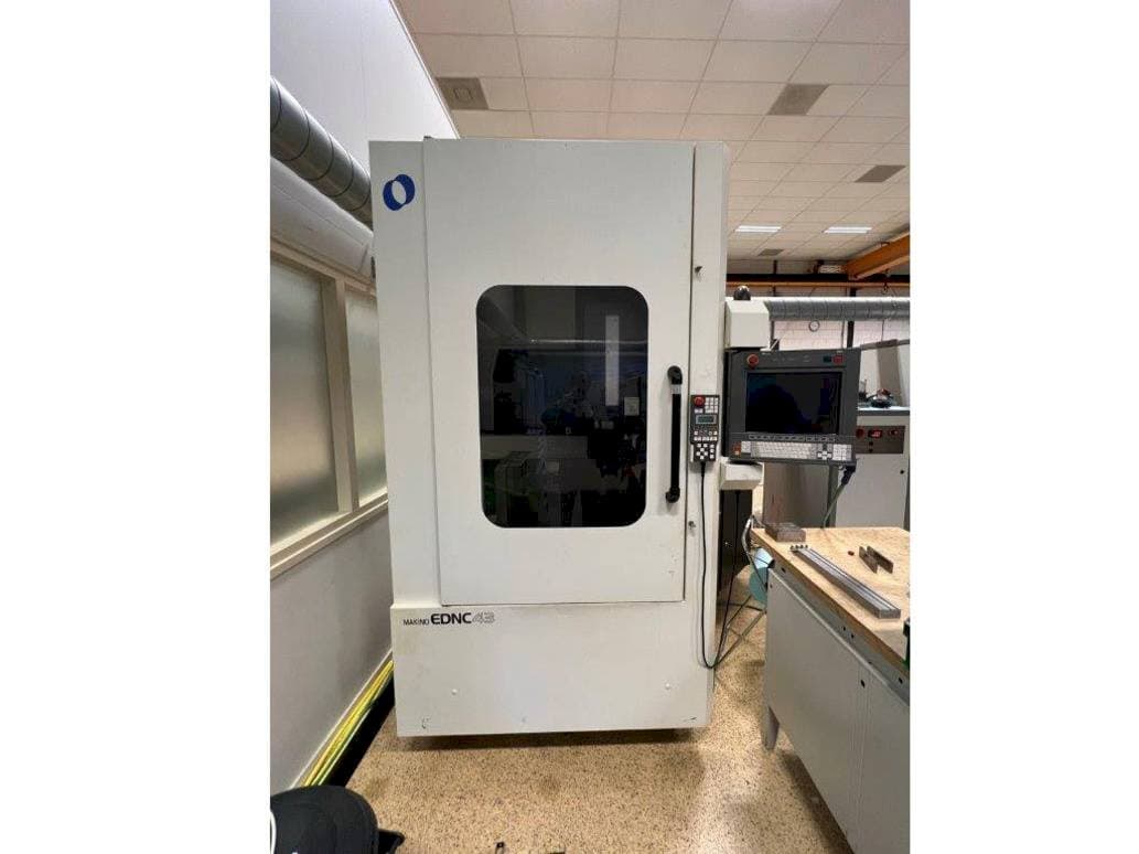 Frontansicht der Makino EDNC 43 Maschine