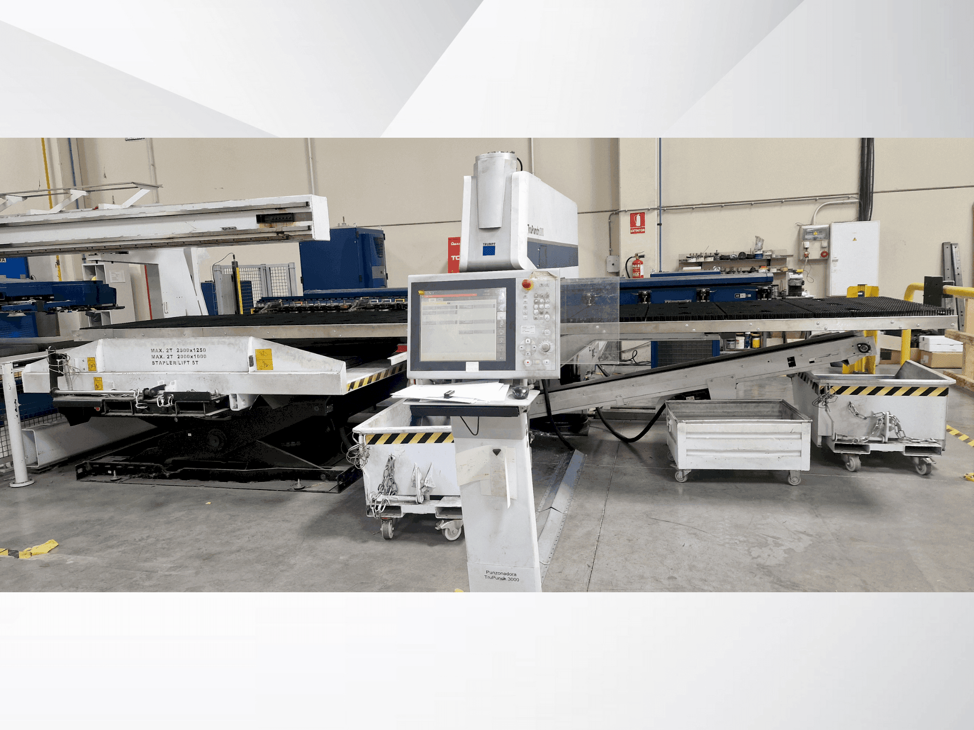 Frontansicht der TRUMPF Trupunch 3000 Maschine