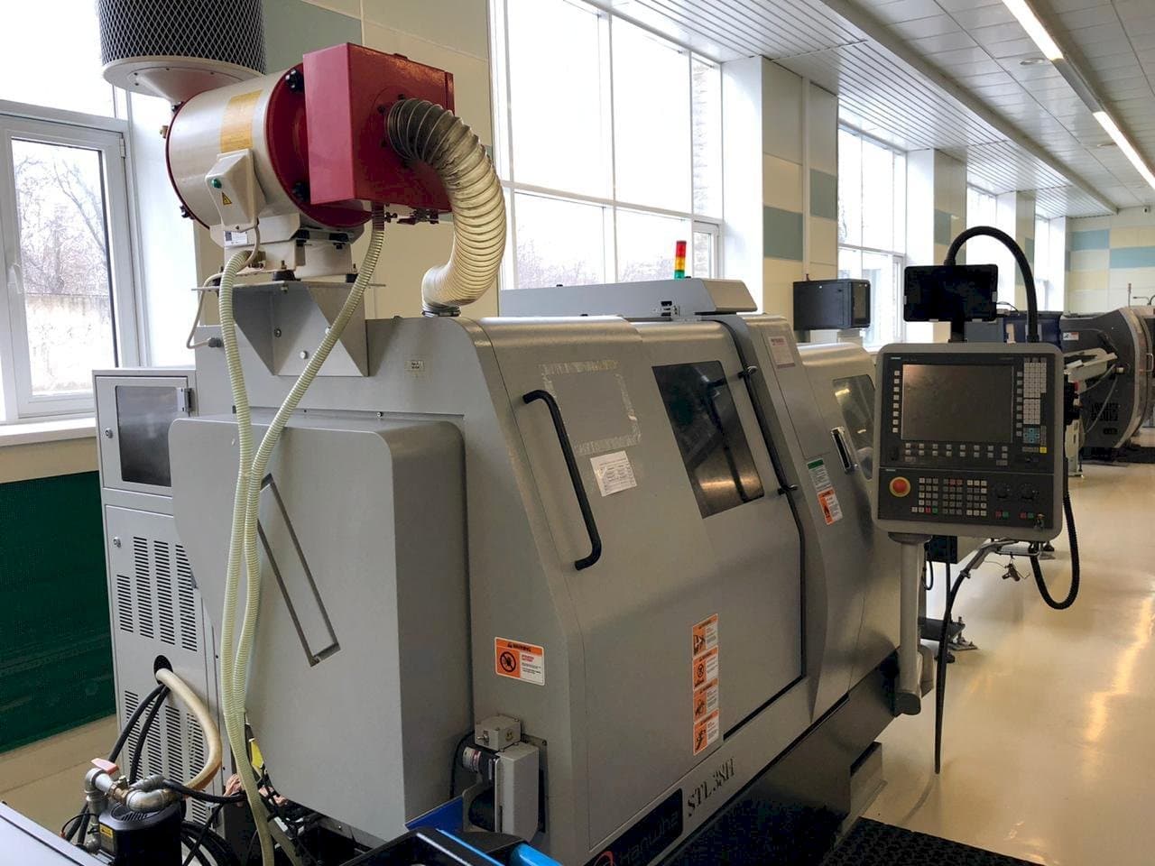 Frontansicht der Hanwha STL 38H Maschine