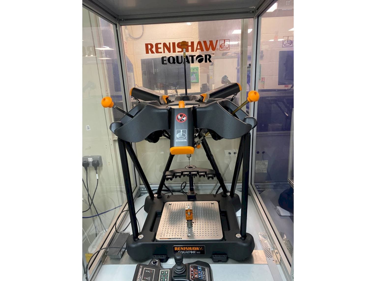 Frontansicht der RENISHAW Equator 300 Maschine