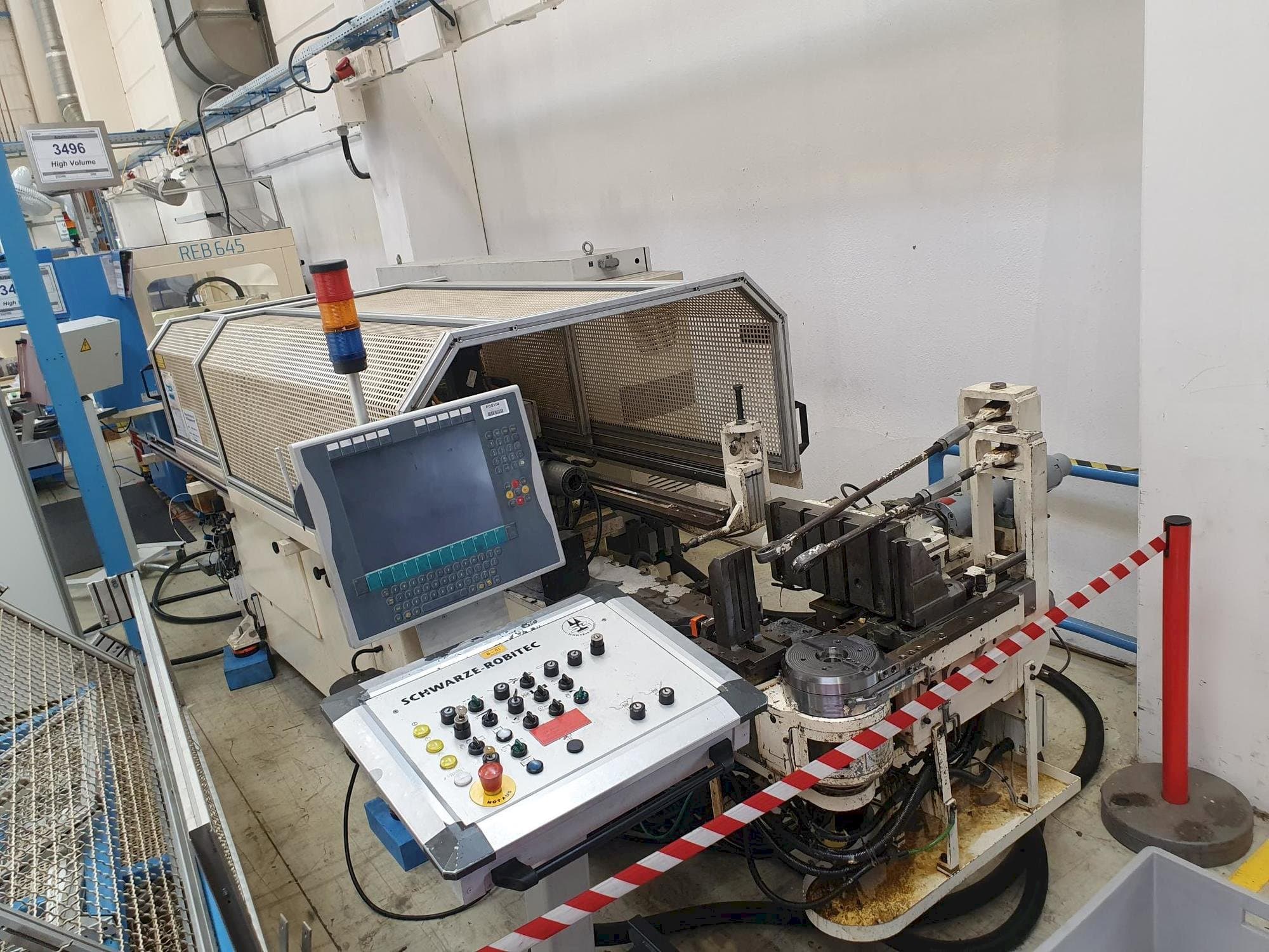 Frontansicht der SCHWARZE-ROBITEC CNC40MR Maschine
