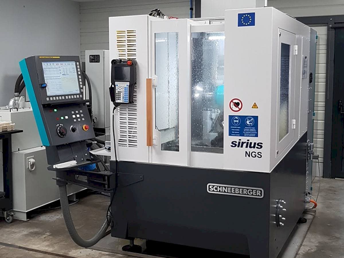 Frontansicht der Schneeberger SIRIUS NGS Maschine