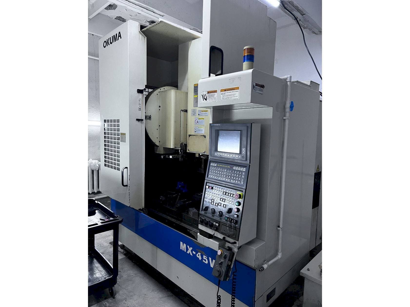 Frontansicht der Okuma MX45-VAE Maschine