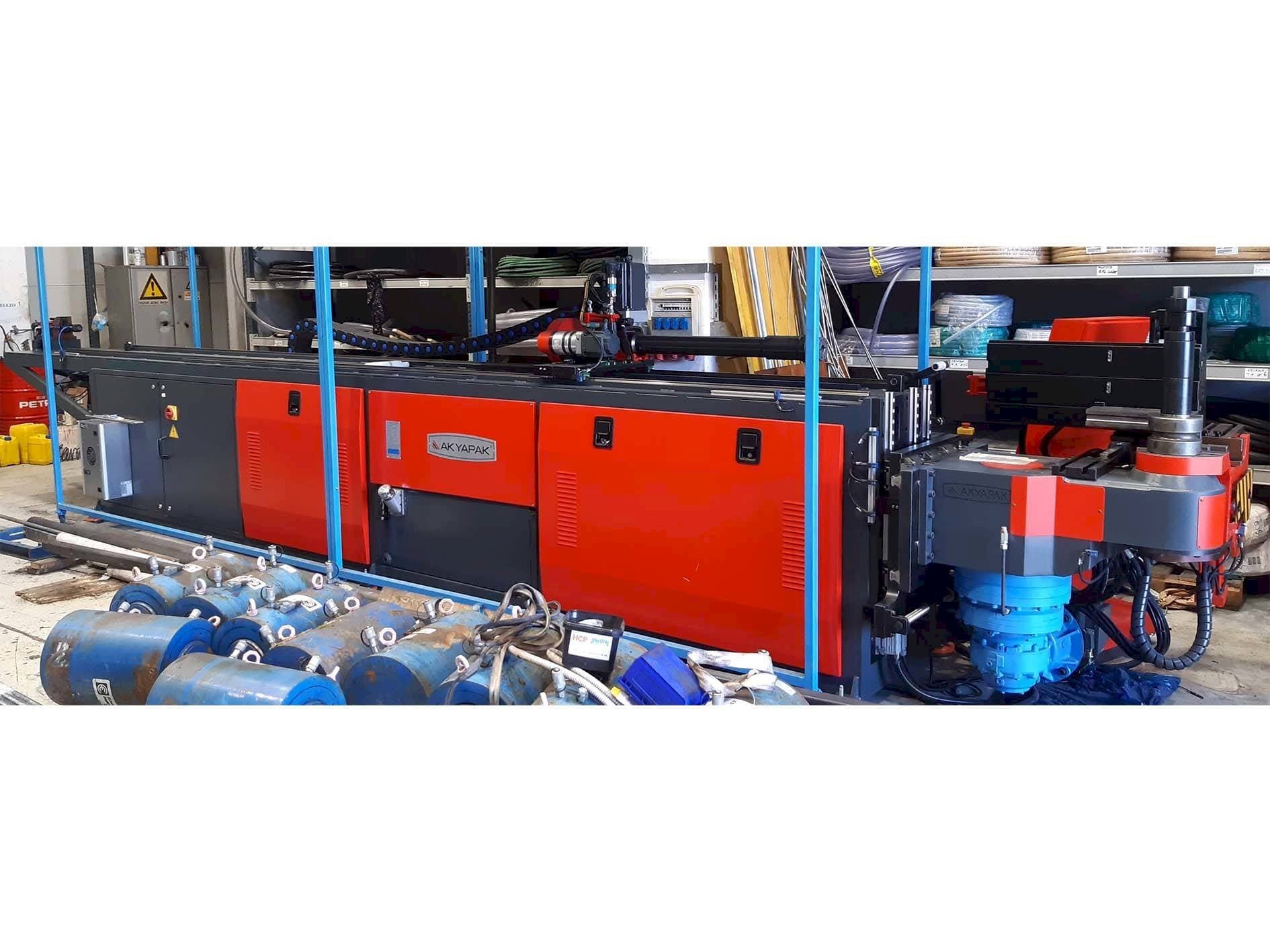 Frontansicht der Akyapak ABM 76 CNC3 Maschine