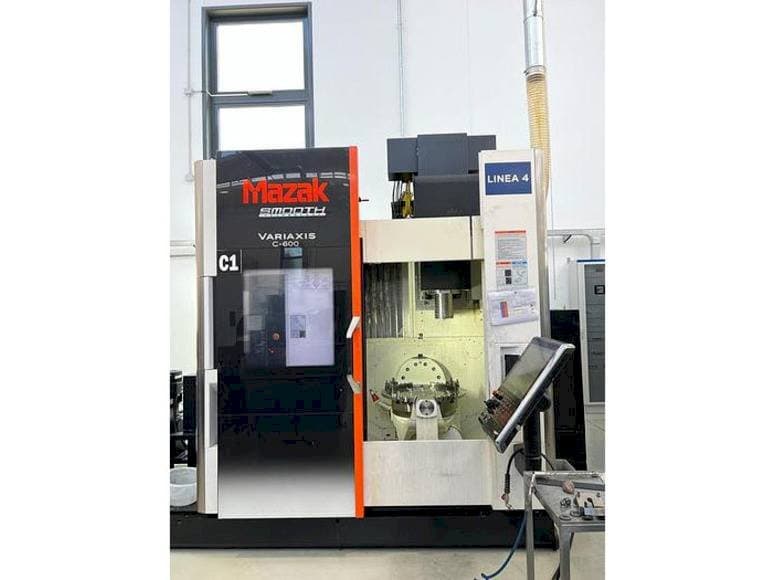 Frontansicht der Mazak VARIAXIS C 600 Maschine