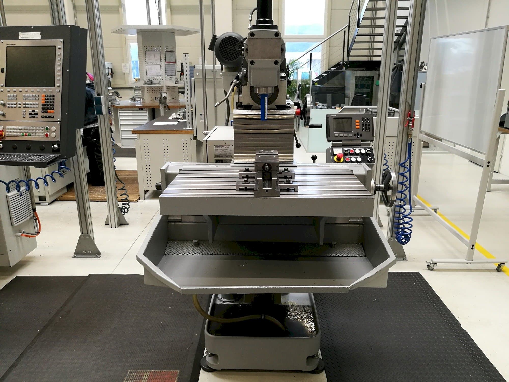 Frontansicht der DECKEL FP4 Maschine