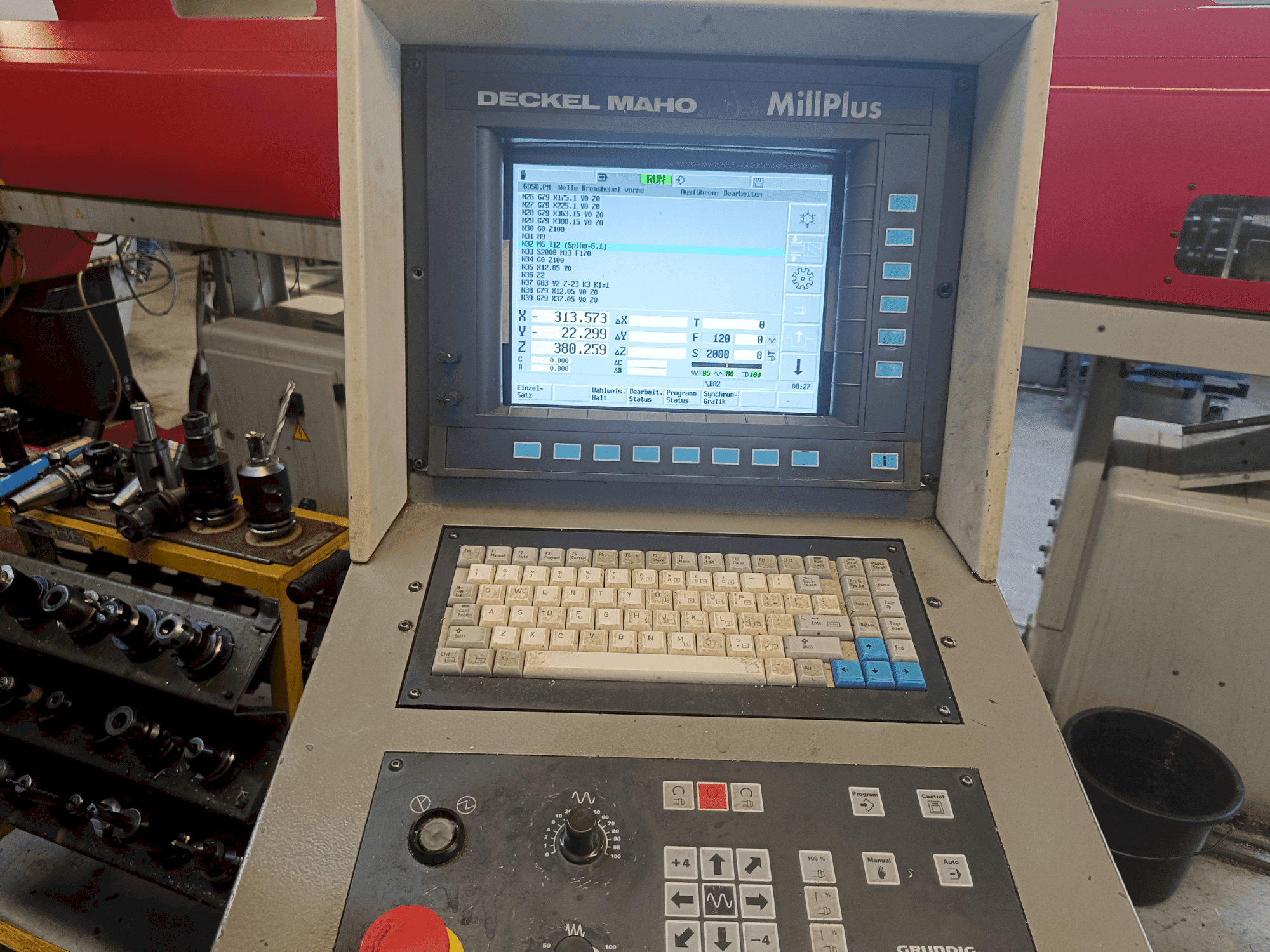 Frontansicht der DECKEL MAHO DMU 50V Maschine