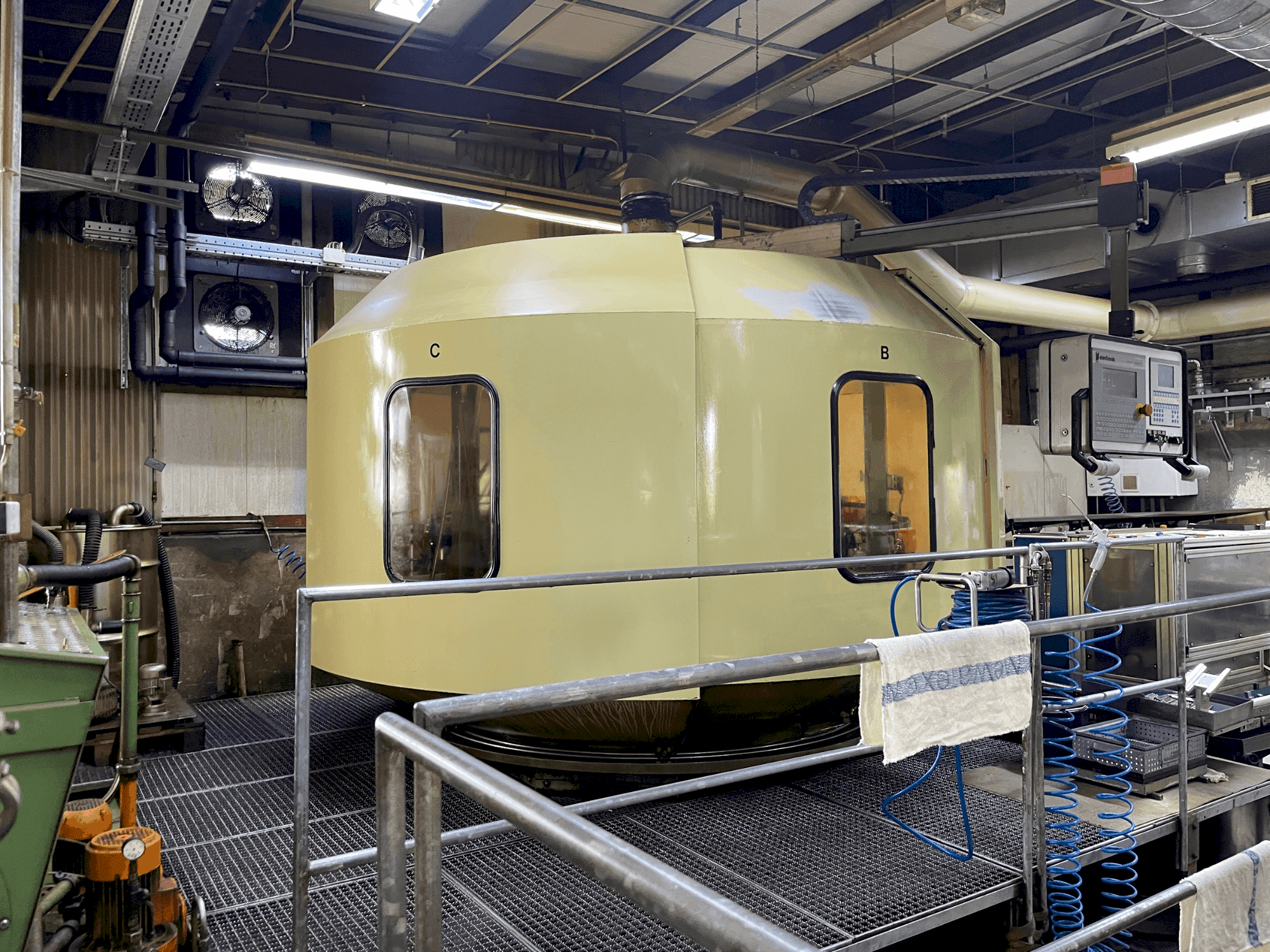 Frontansicht der HUG RISMAT 157 G-16 F48  Maschine