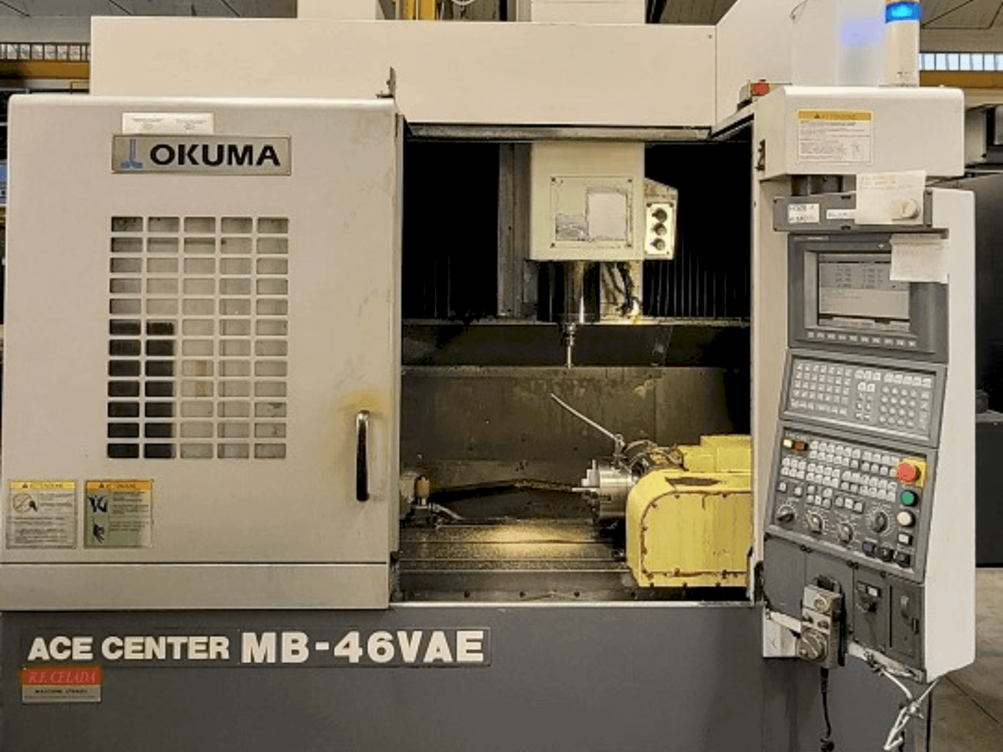 Frontansicht der Okuma MB-46VAE Maschine