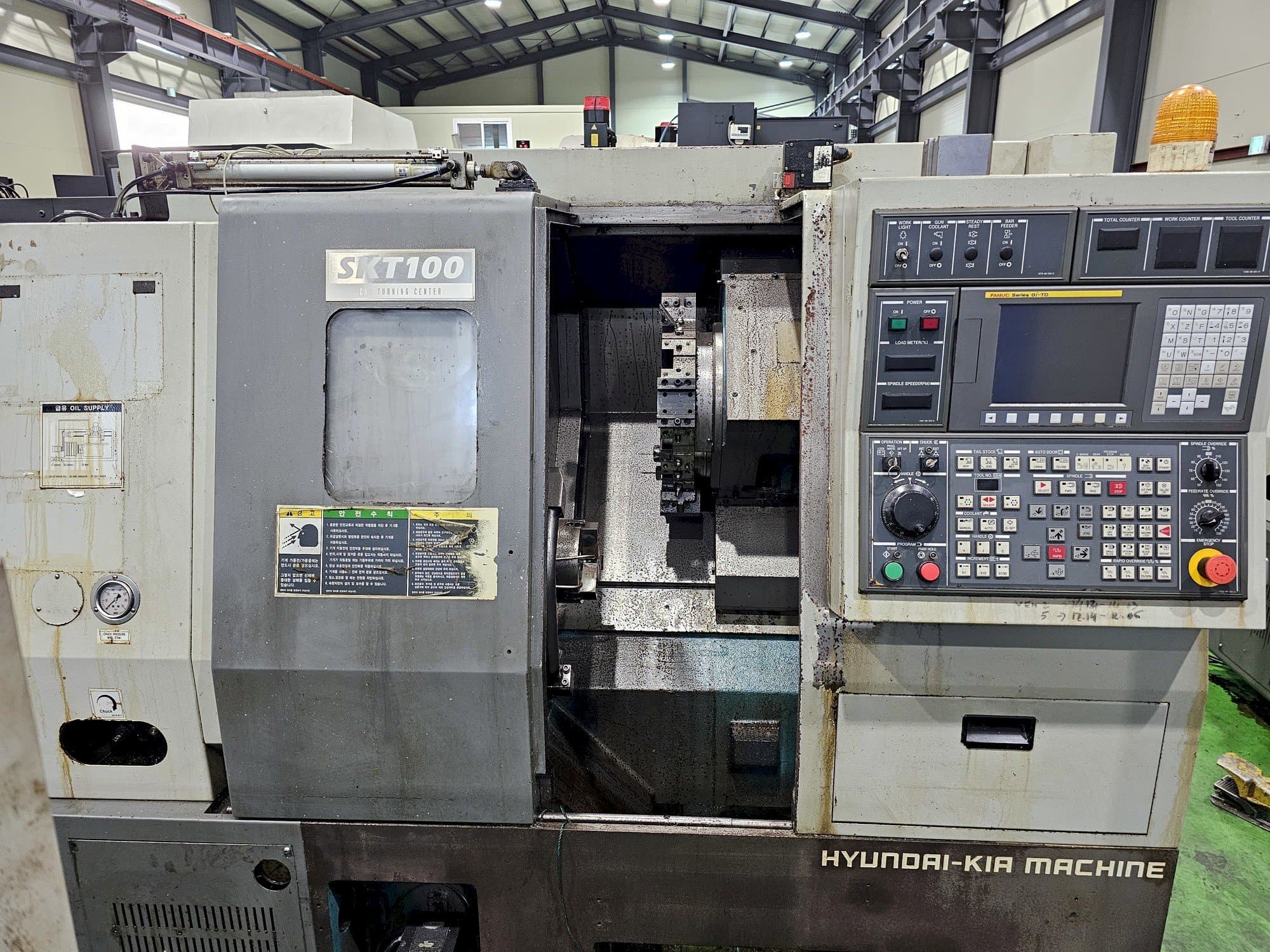 Frontansicht der Hyundai Wia Wia SKT100 Maschine