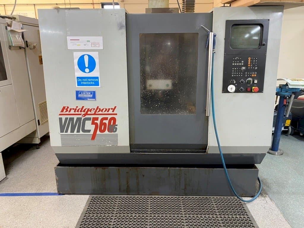 Frontansicht der Bridgeport VMC 560/16 Maschine