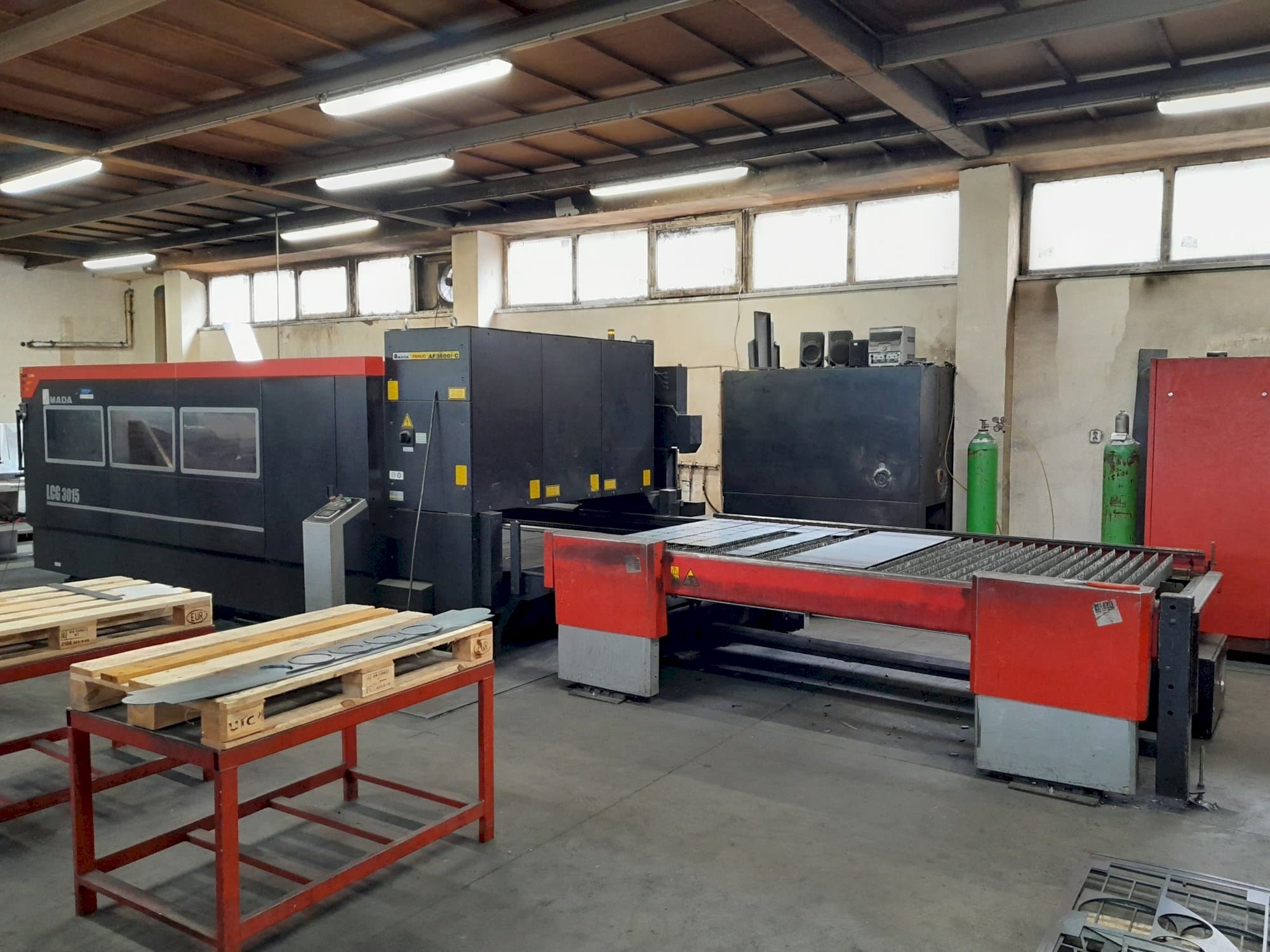 Frontansicht der AMADA LCG 3015 Maschine