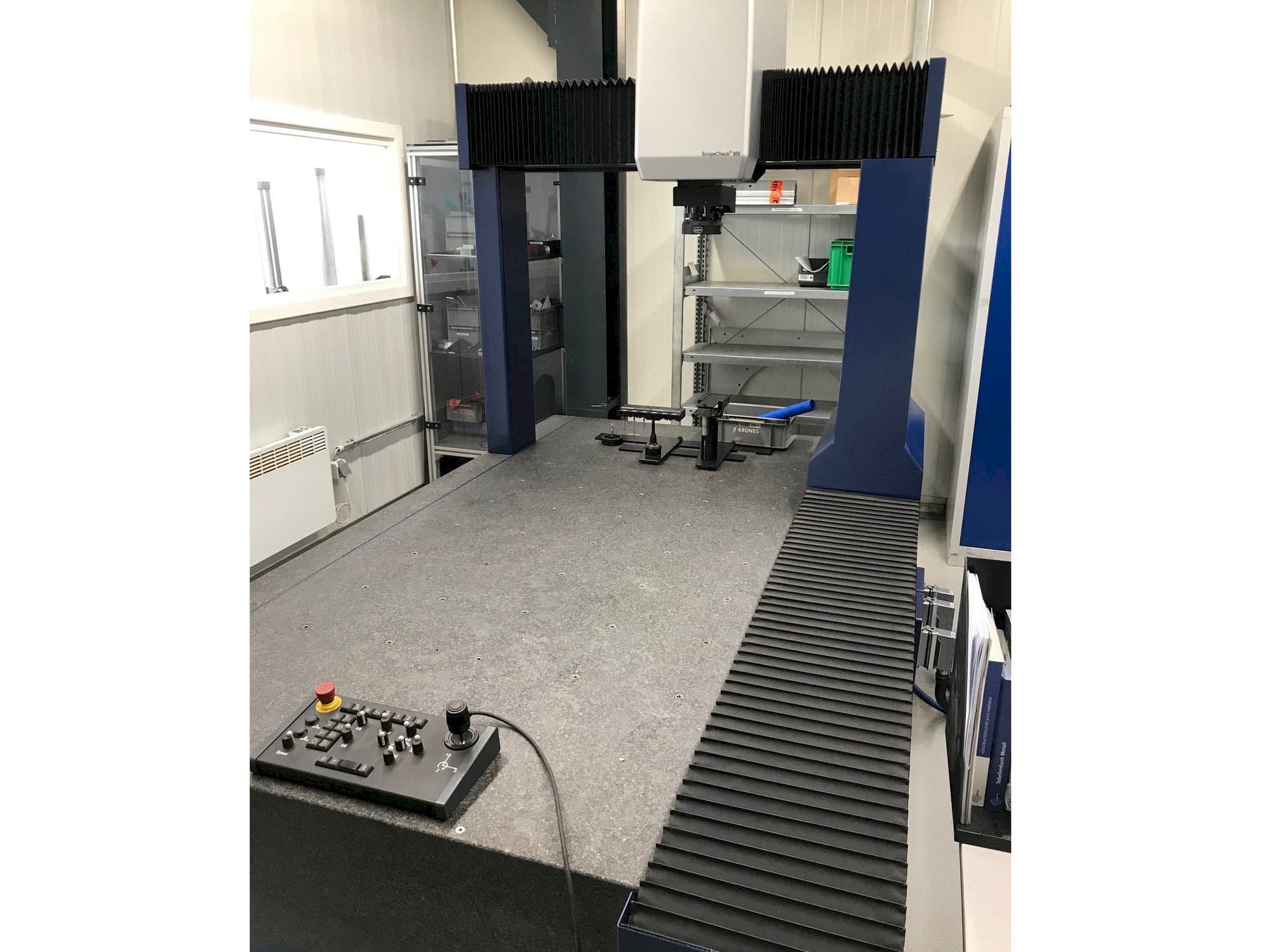 Frontansicht der Werth ScopeCheck MB/Z 800/1500/700 3D CNC  Maschine