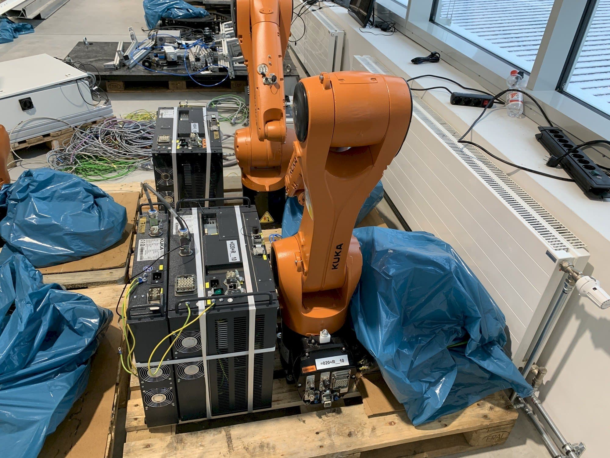 Frontansicht der KUKA KR10 R1100 Maschine