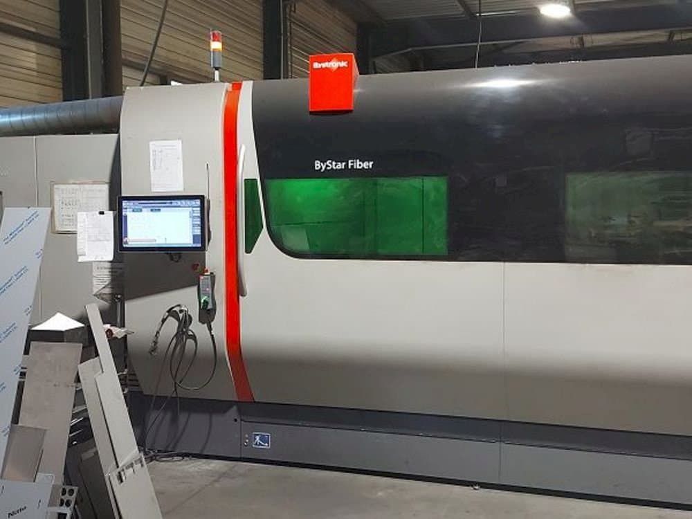 Frontansicht der Bystronic Bystar fiber Maschine