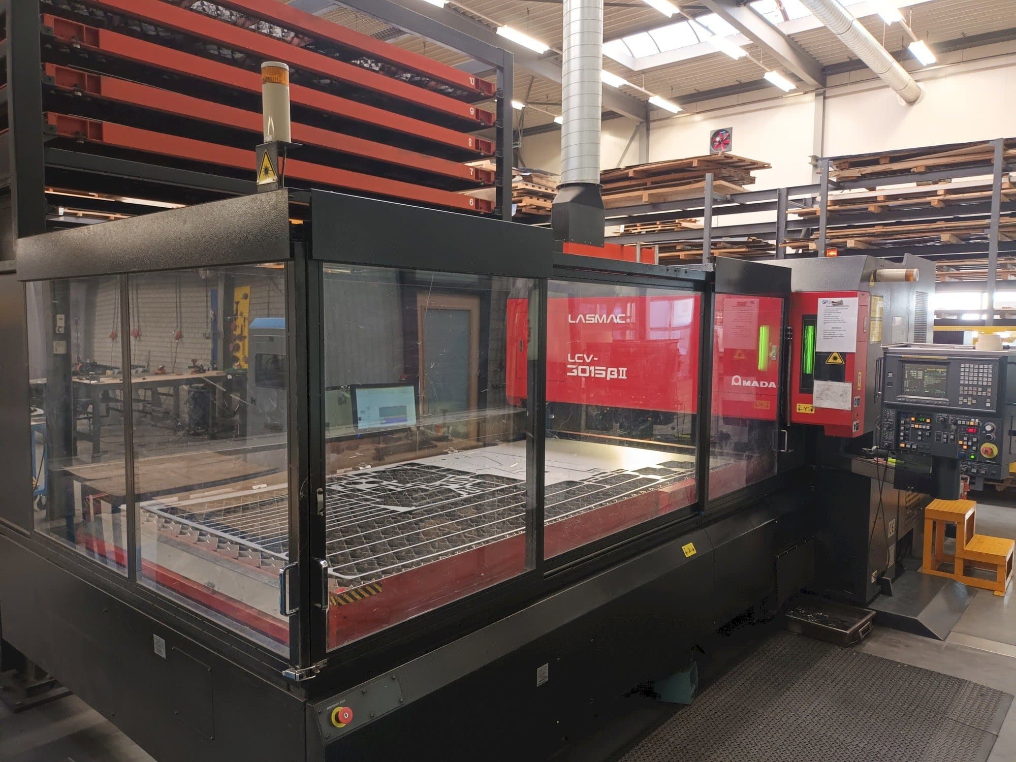 Frontansicht der AMADA LCV 3015 3KW + Automation/storage Maschine