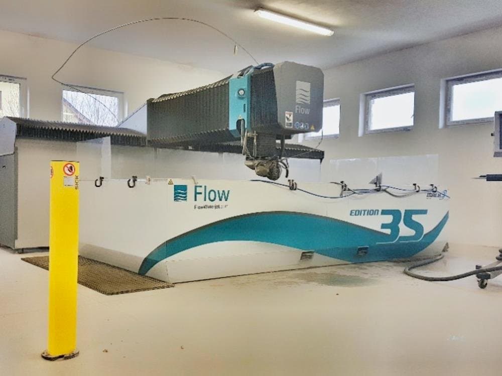 Frontansicht der Flow MACH 3-4020b Edition 35 Maschine
