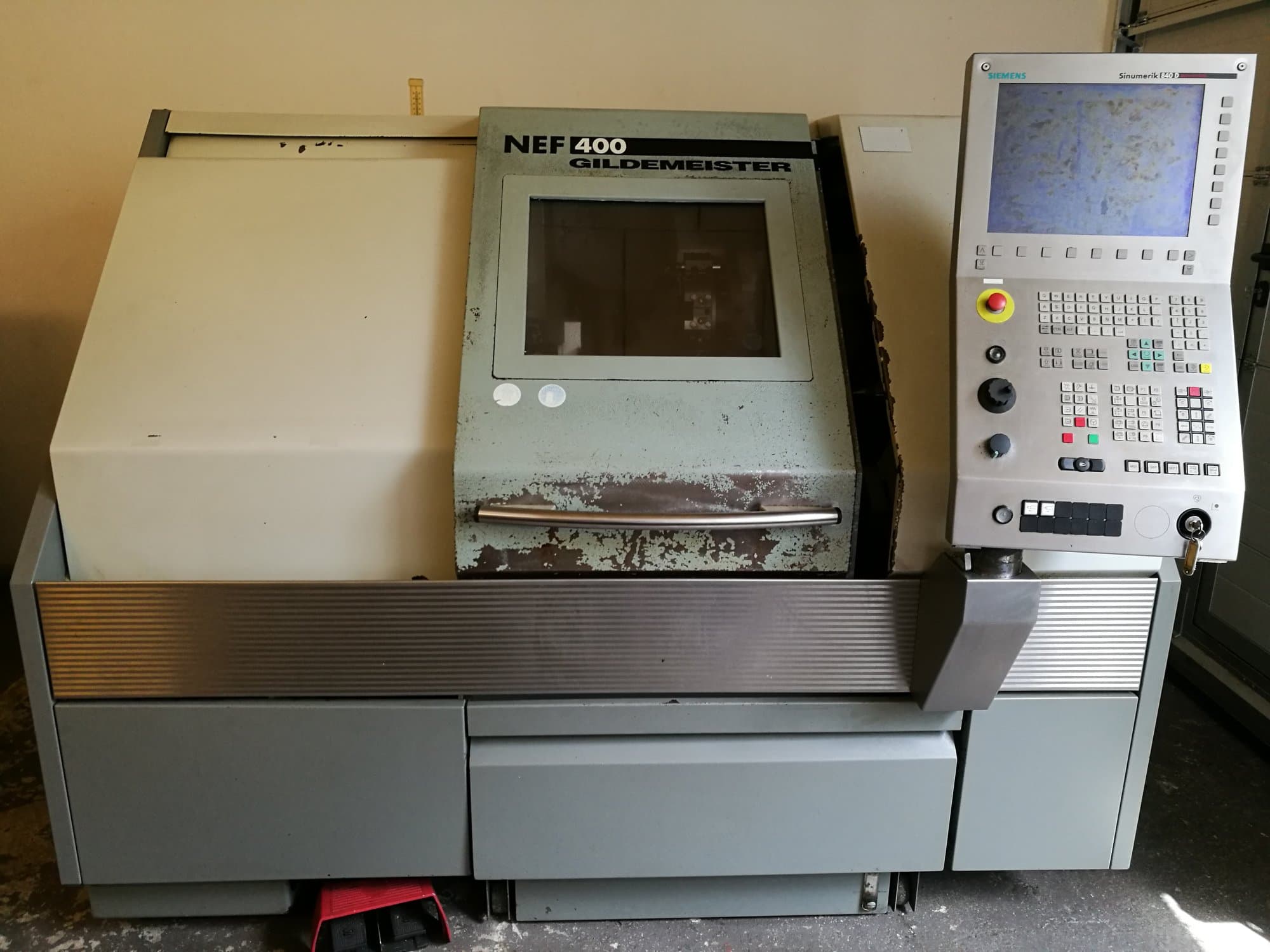 Frontansicht der Gildemeister NEF 400 Maschine