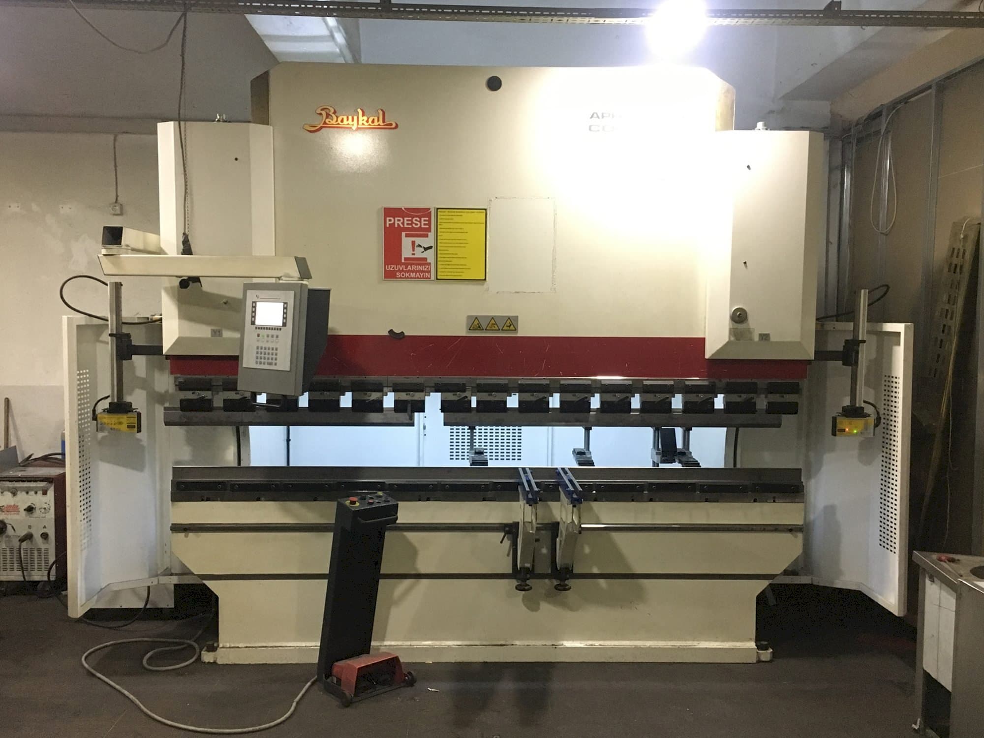 Frontansicht der Baykal APHS 31120  Maschine