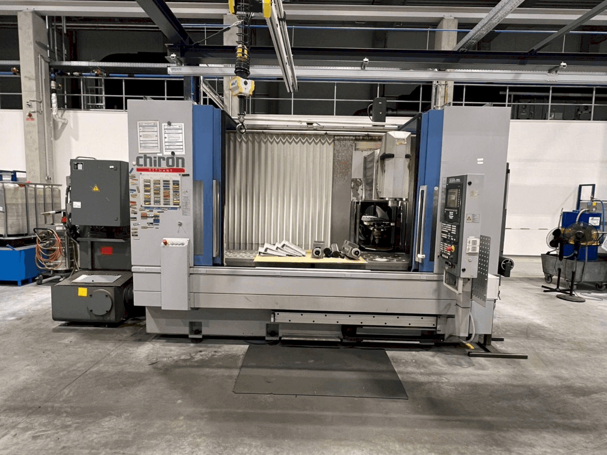 Frontansicht der CHIRON Mill 2000 Maschine