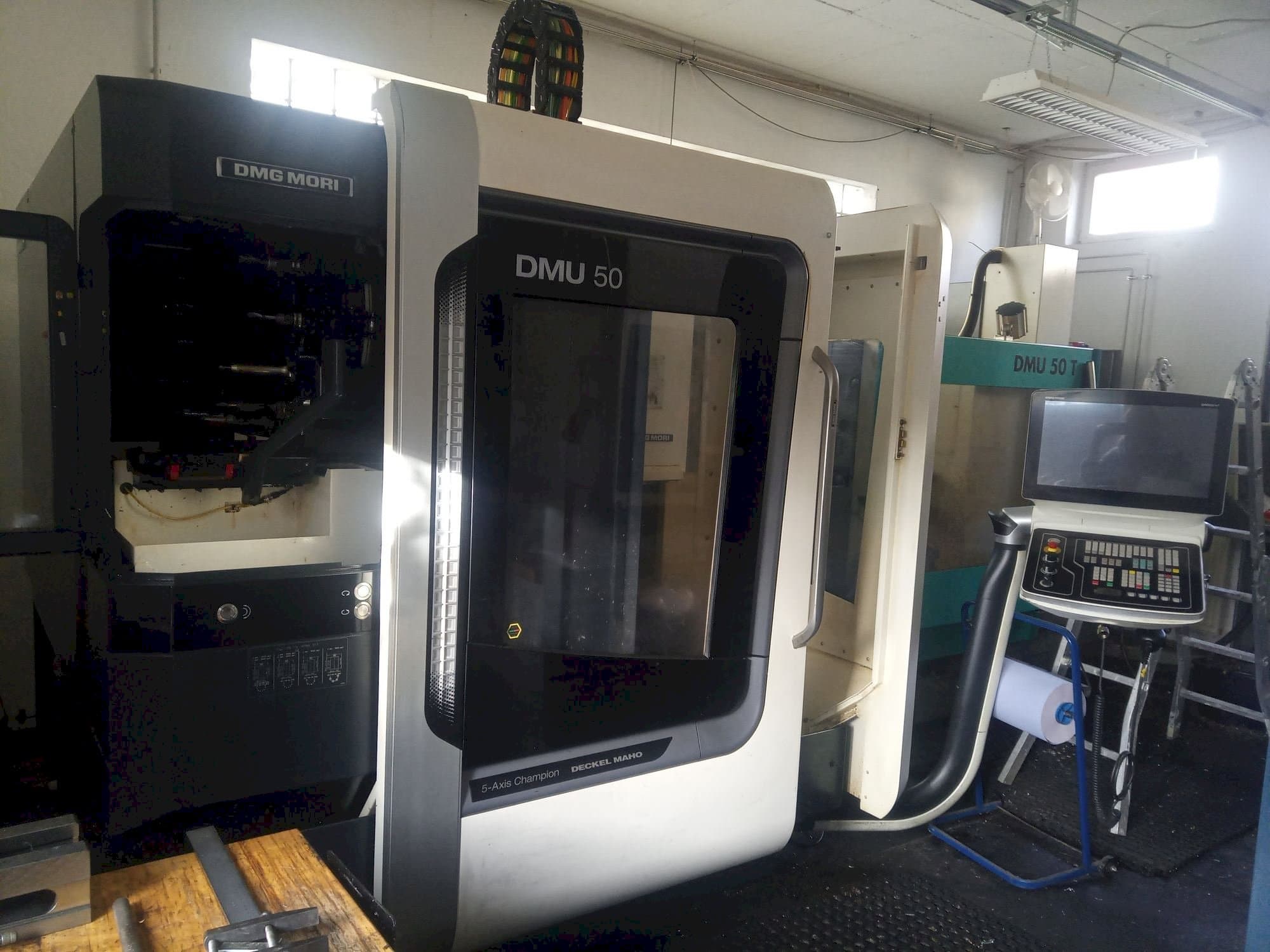 Frontansicht der DMG MORI DMU 50 Maschine
