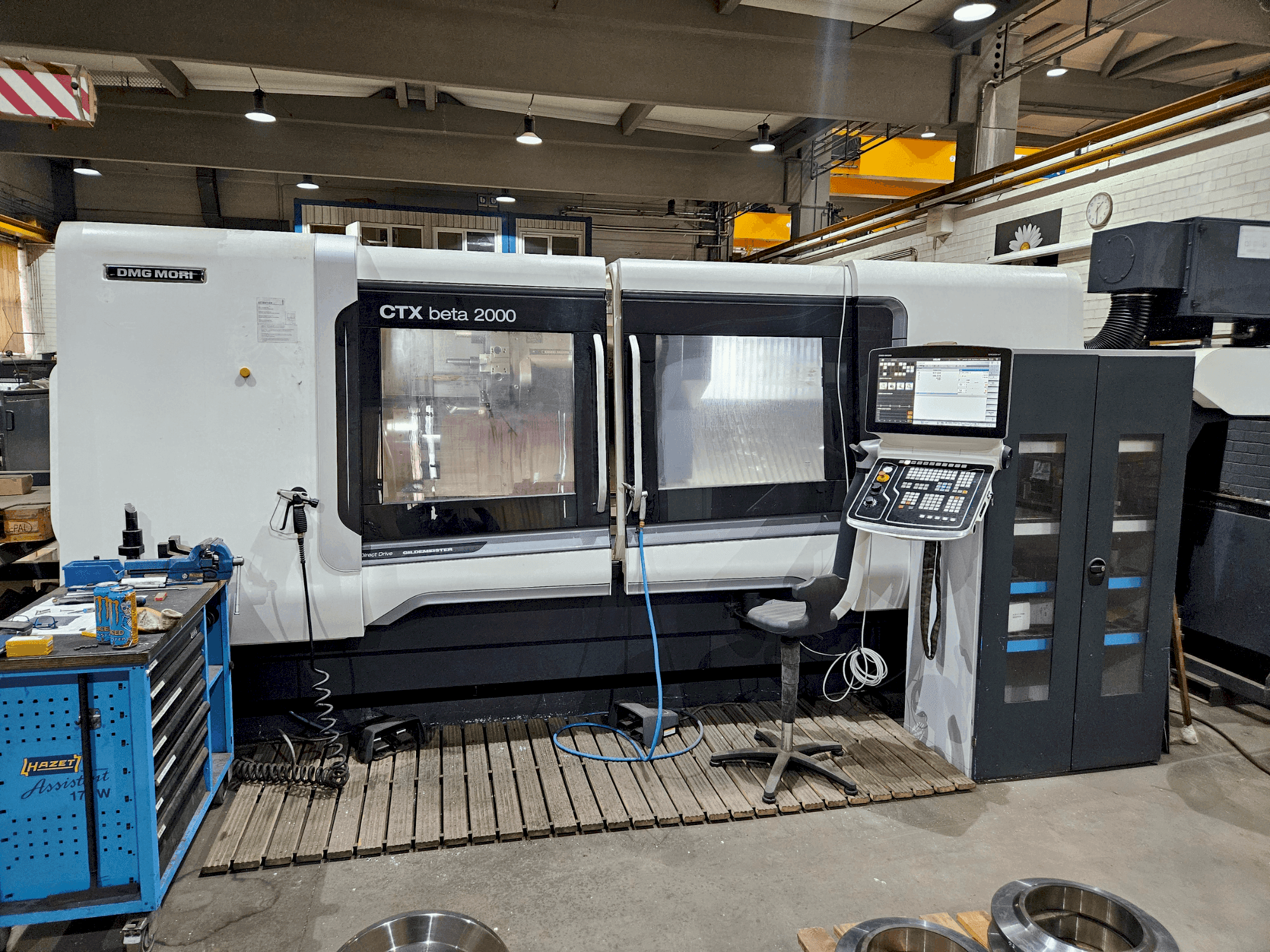 Frontansicht der DMG MORI CTX beta 2000  Maschine