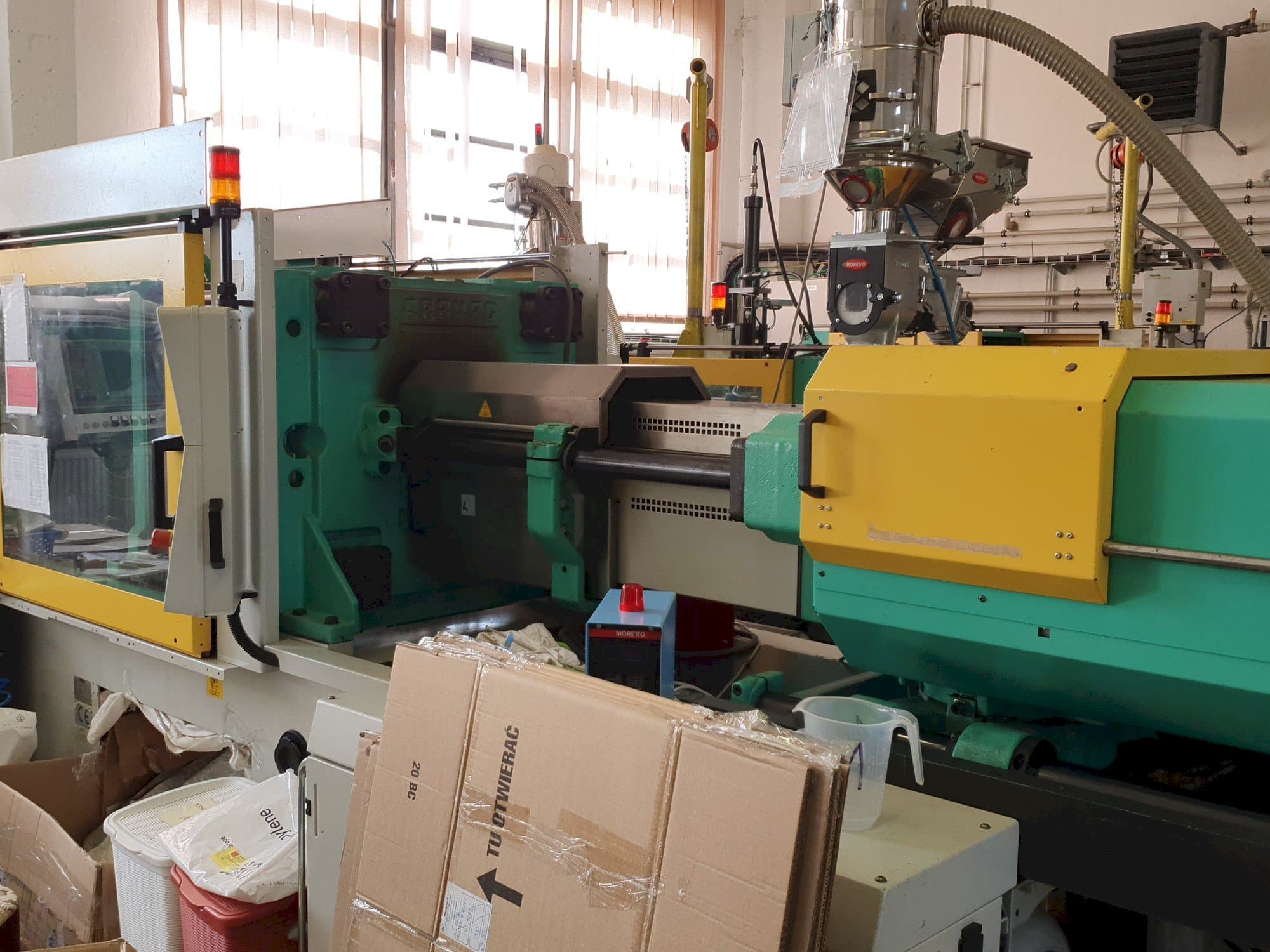 Frontansicht der Arburg 570C 2200 - 1300 Maschine